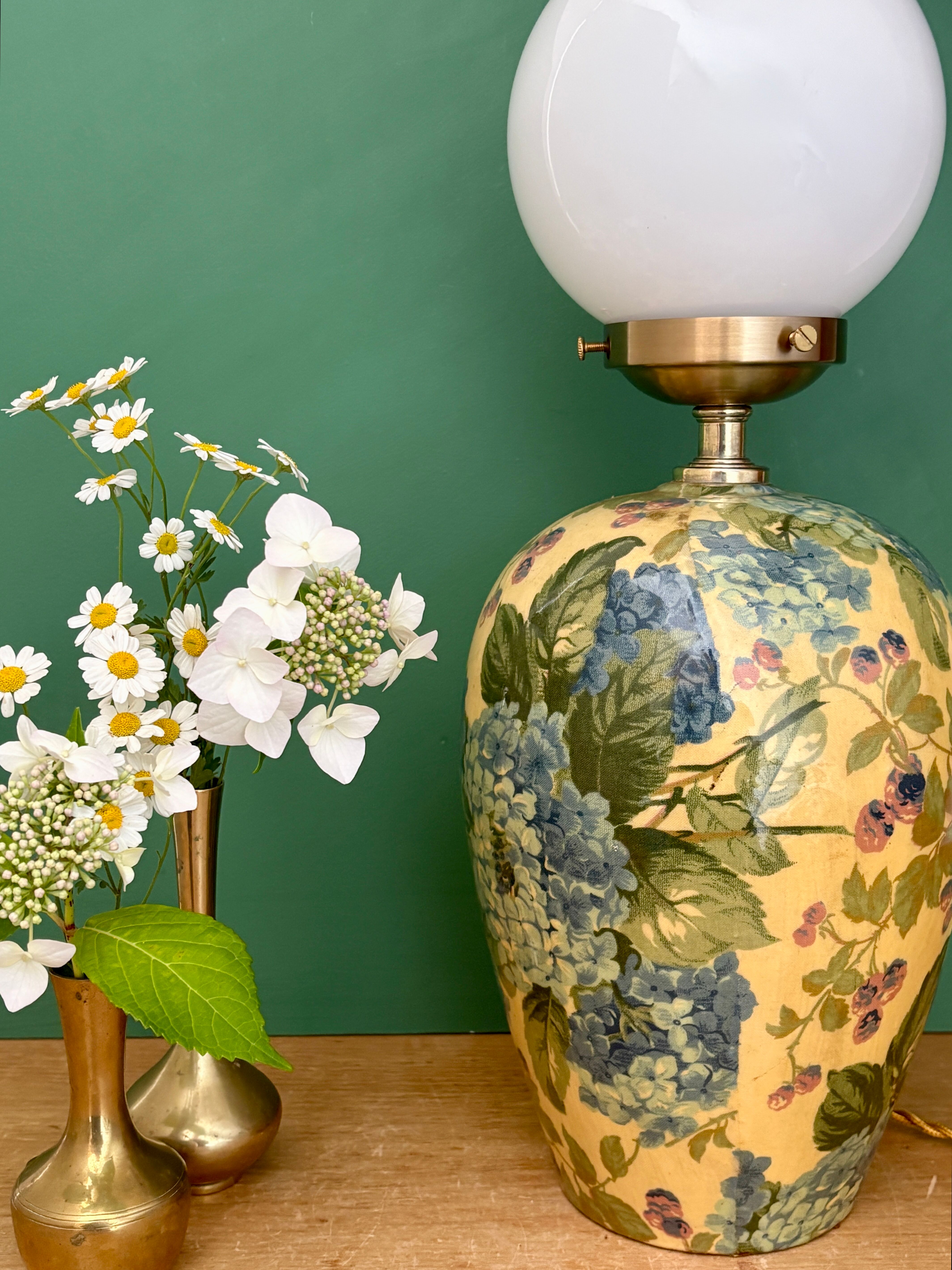 Vintage table lamp with floral decorations and white opaline.