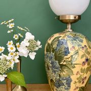 Lampe à poser  vintage décors de fleurs et opaline blanche
