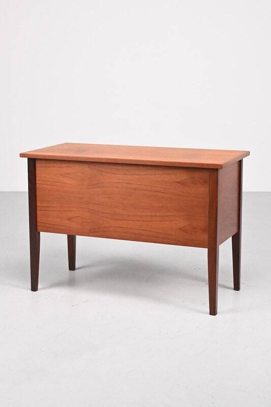 Table d'appoint en teck avec espace de rangement