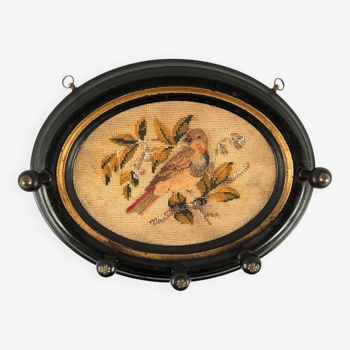 Porte-chapeaux en médaillon garni d’une tapisserie en relief à décor d’oiseau, époque Napoléon III