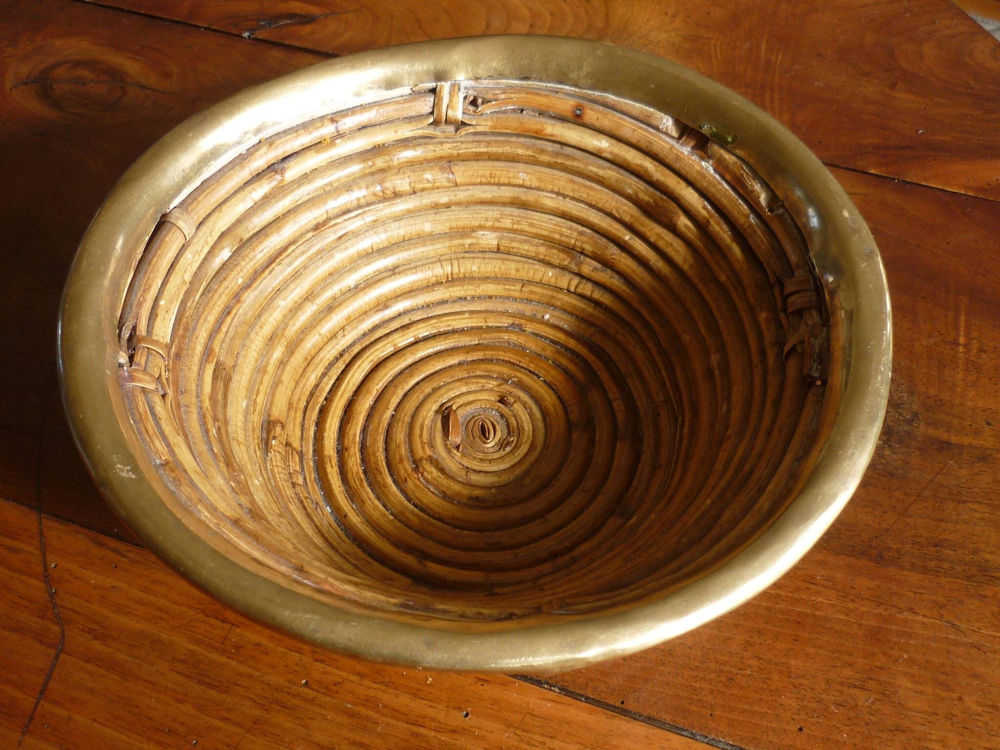 Bauhaus DLG rattan and brass bowl by Italian Gabriella Crespi