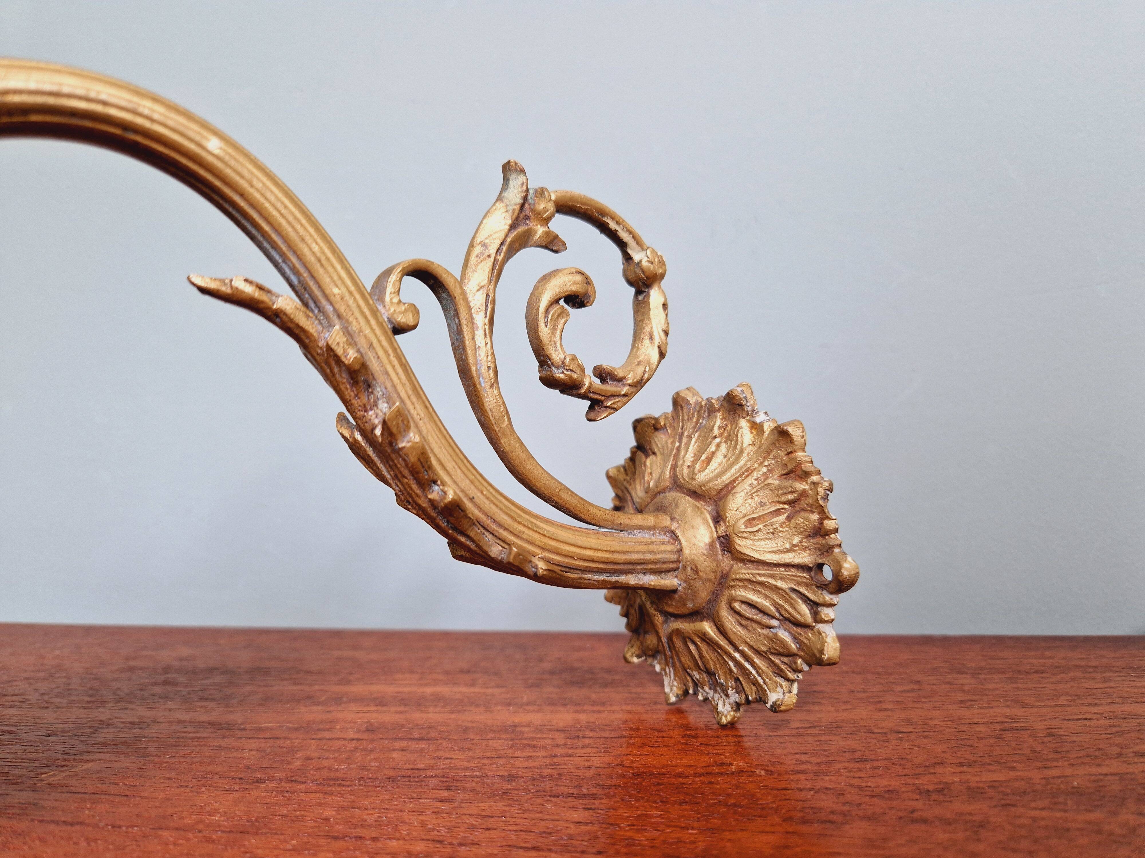 Wall light in gilded bronze and blue and white speckled glass