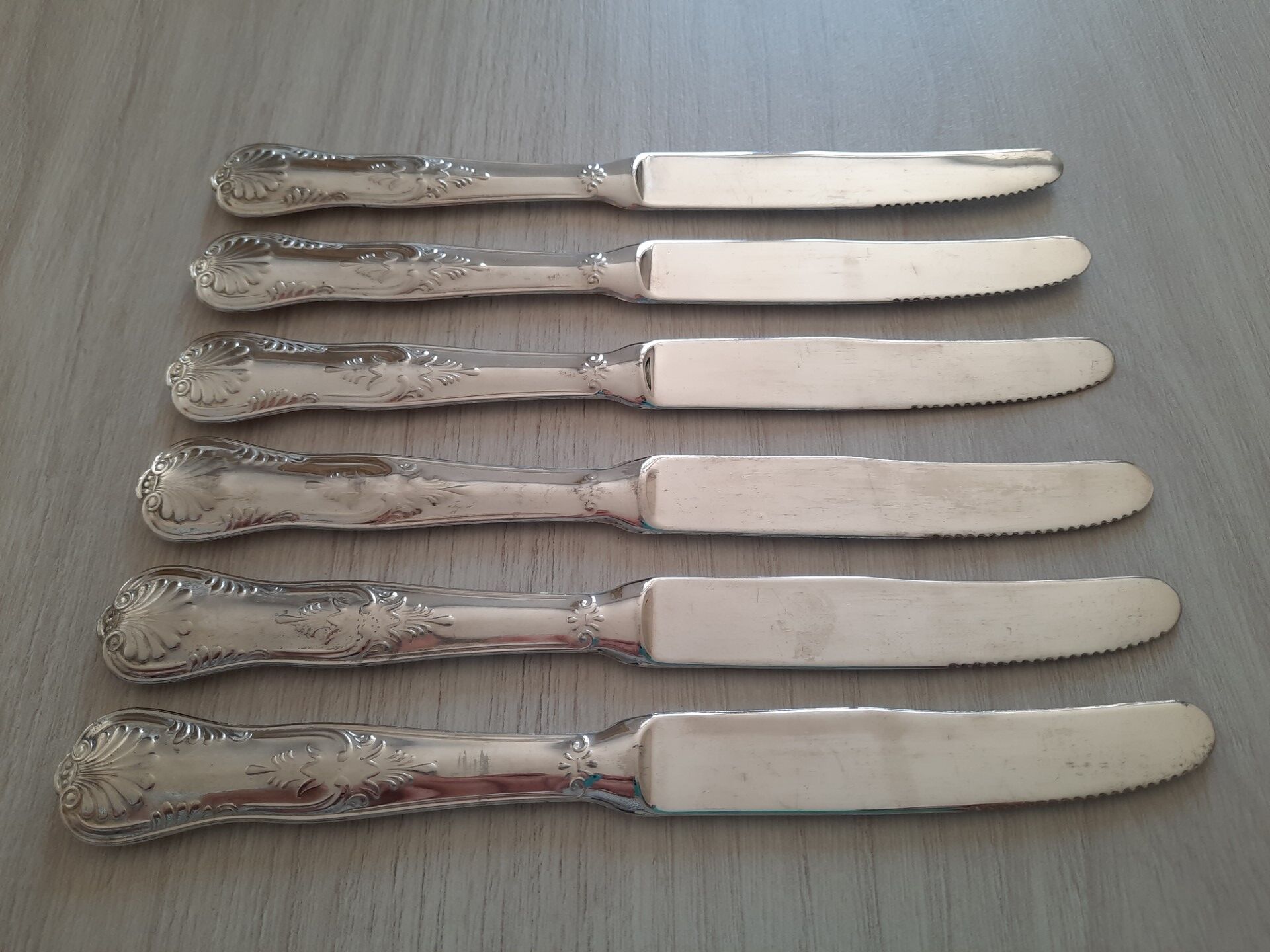 Set of 6 silver metal knives