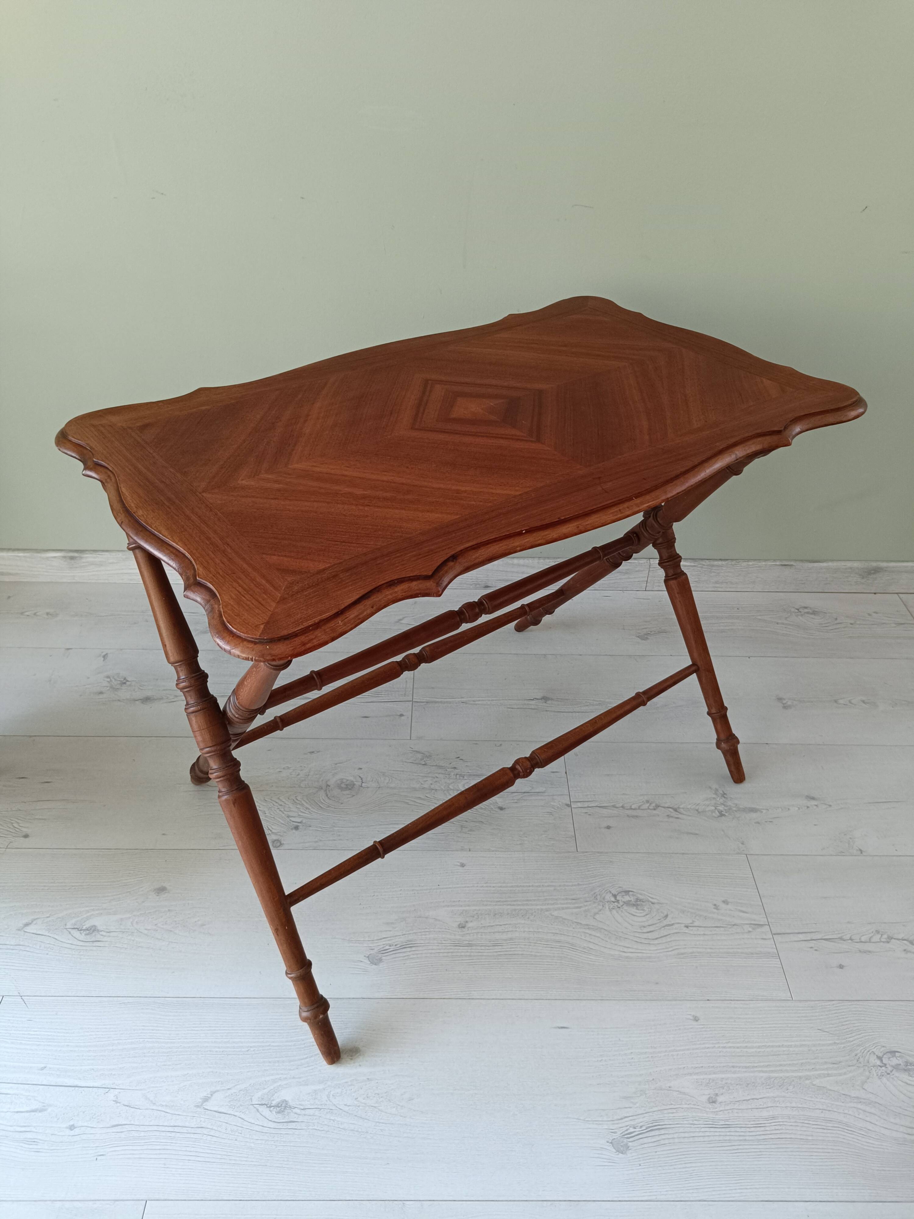 Table pliante vintage aux pieds tournés