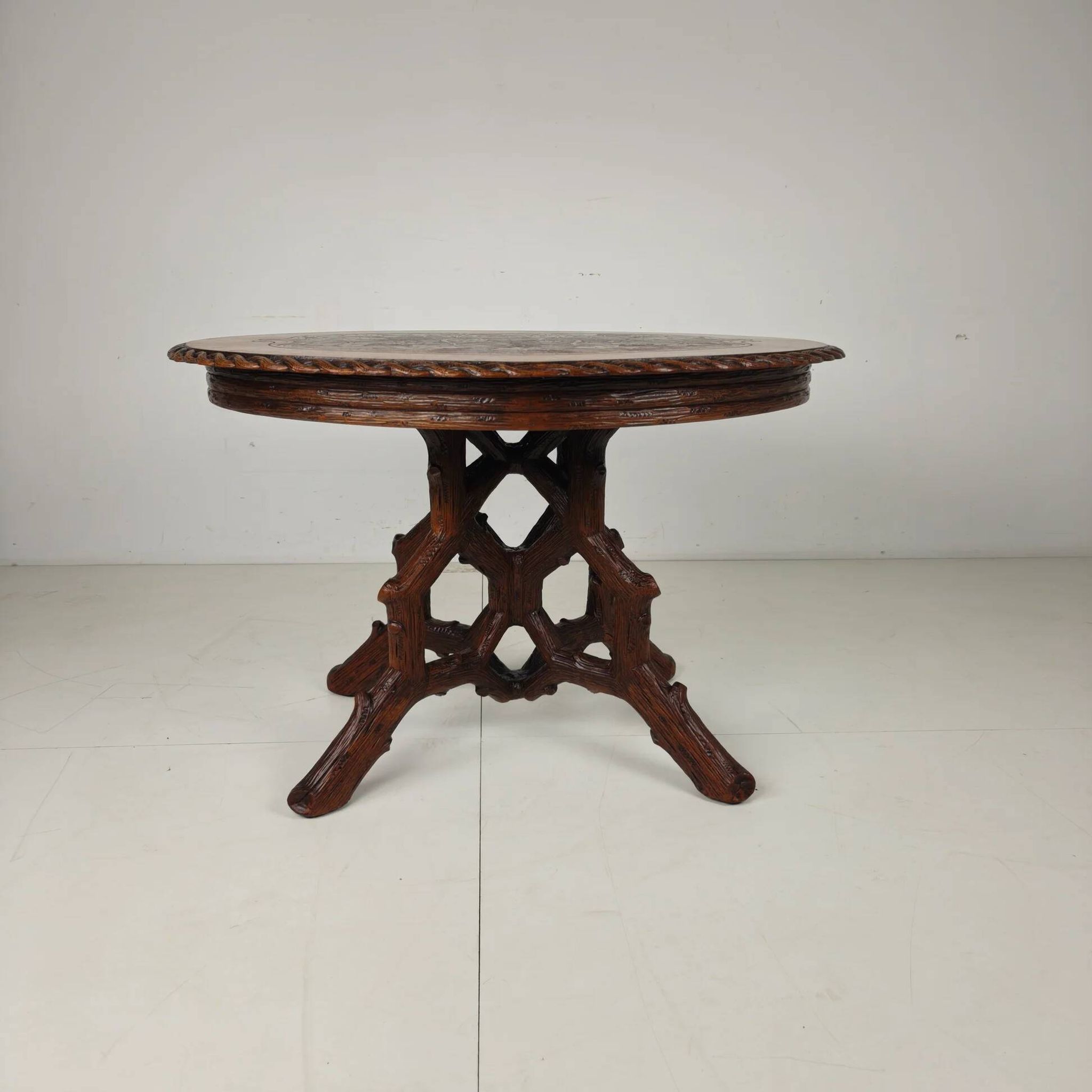 Table à manger de style Forêt-Noire par Horrix – vers 1880