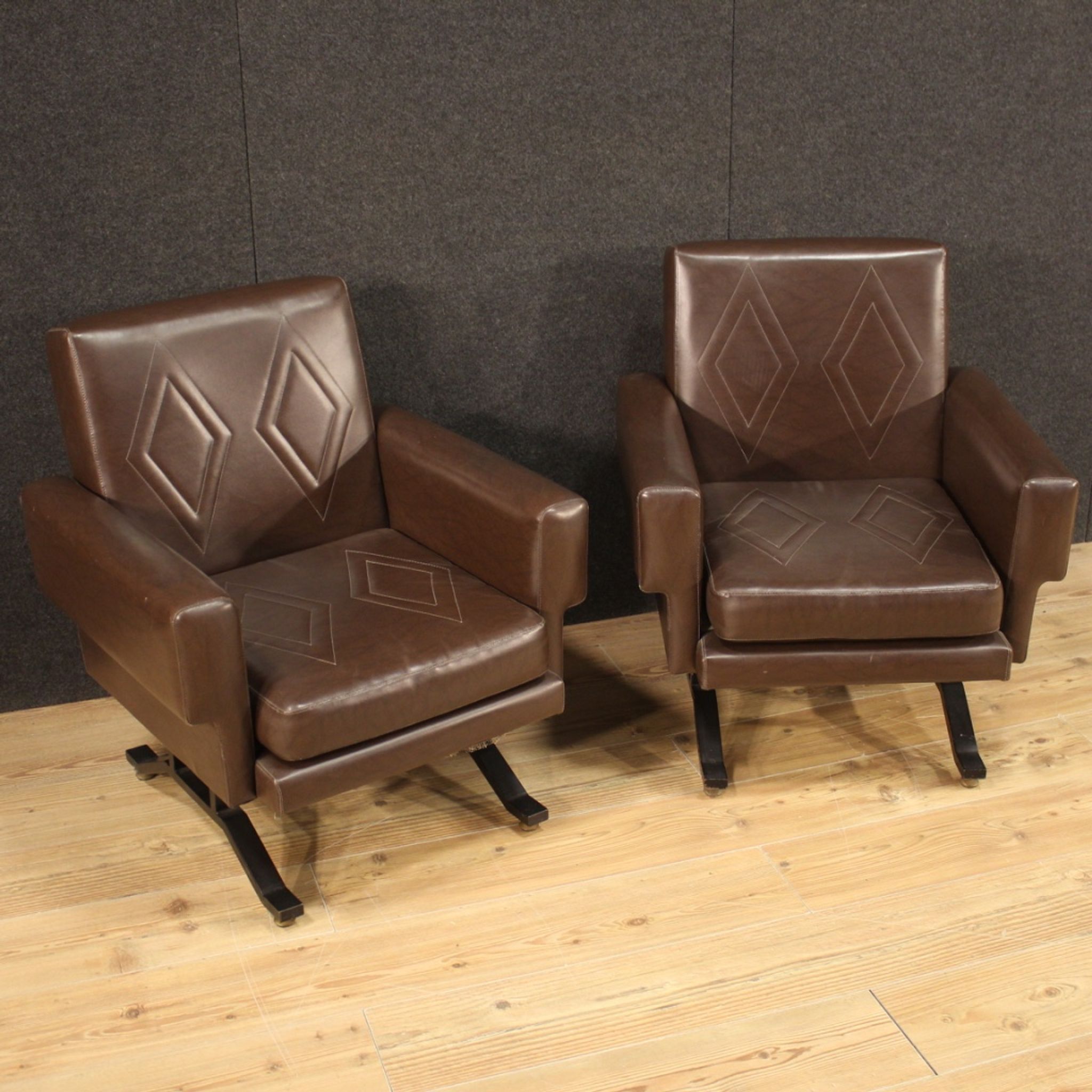 Paire de fauteuils italiens en skai