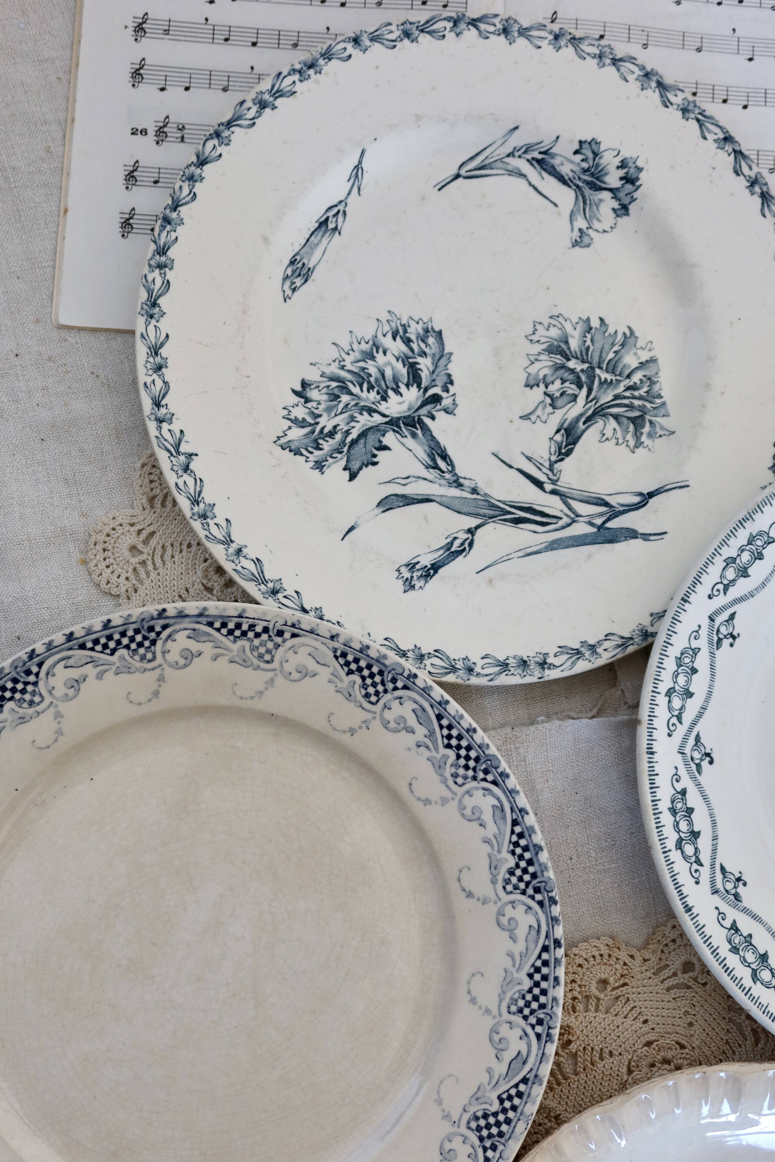 4 assiettes plates anciennes terre de fer faience bleue dépareillées