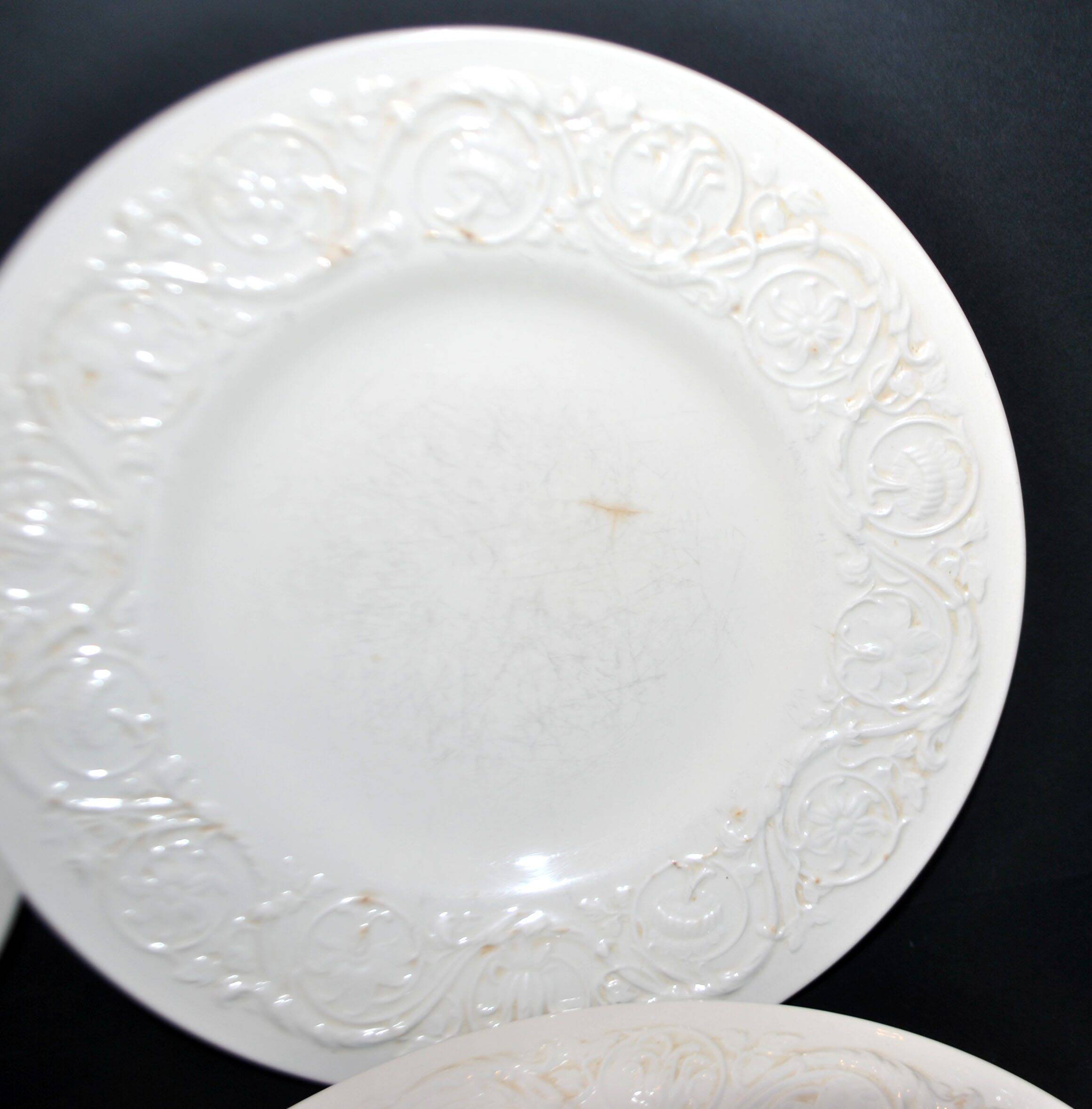 Wedgwood set of 5 Patrician garland England moulded earthenware plates 26.5 cm