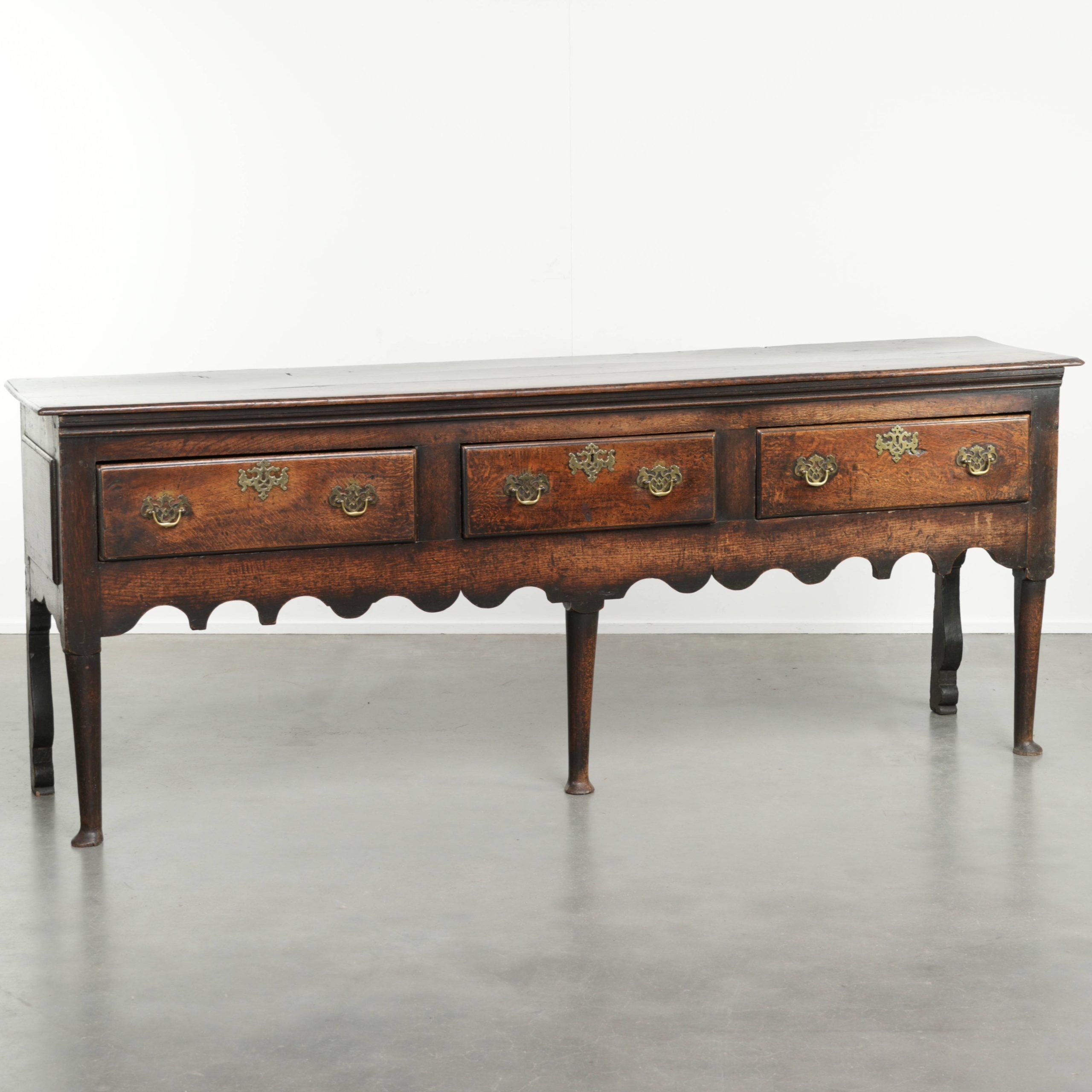 English antique oak sideboard with 3 drawers from the early 18th century