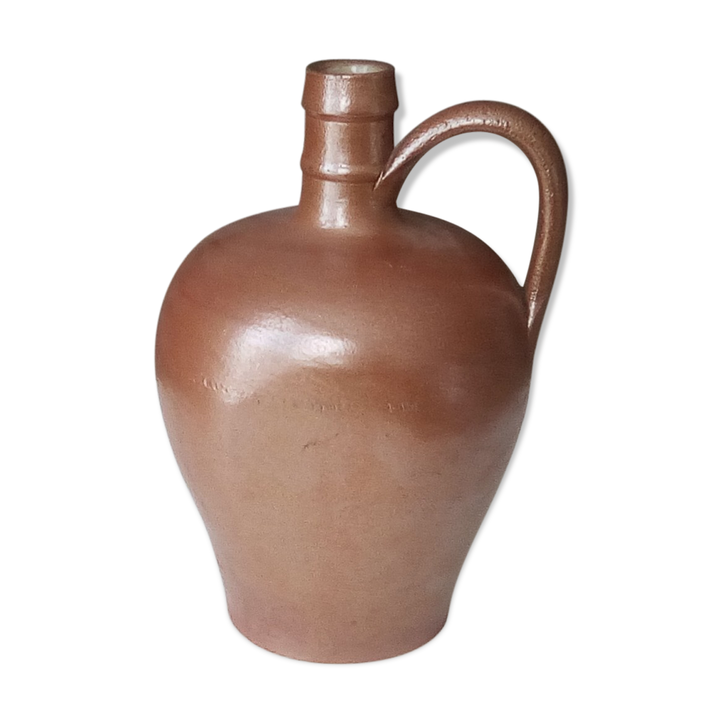 Old pitcher pitcher in varnished sandstone