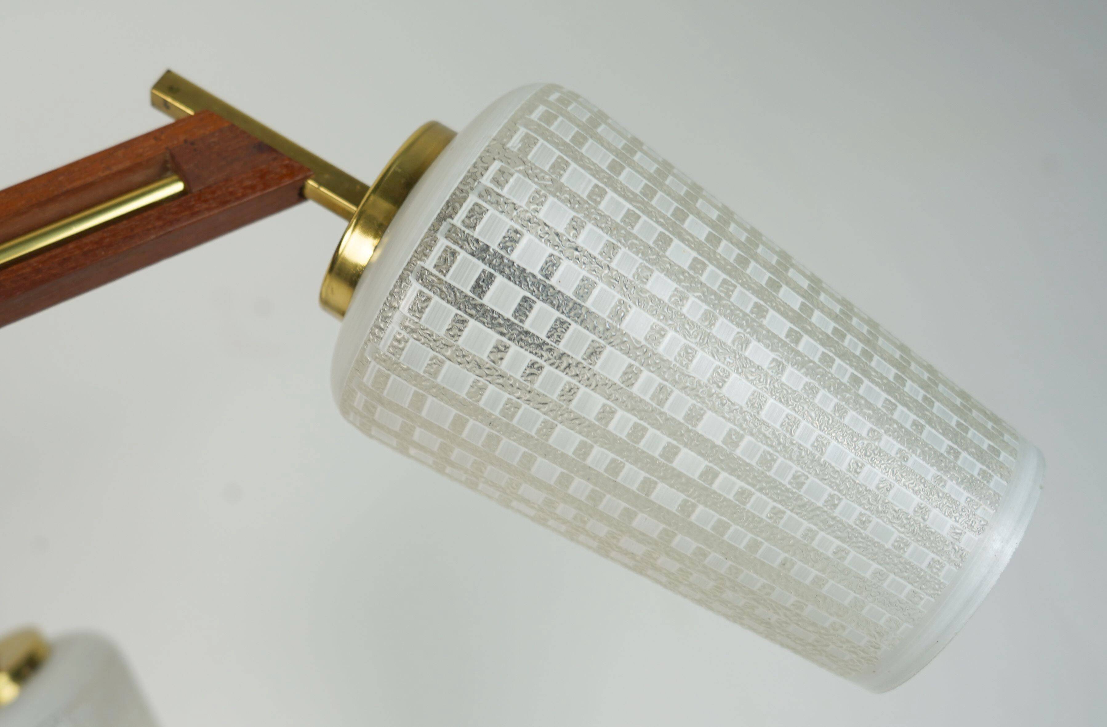 Lustre en teck, laiton et verre à 8 lumières de style sputnik des années 1960.