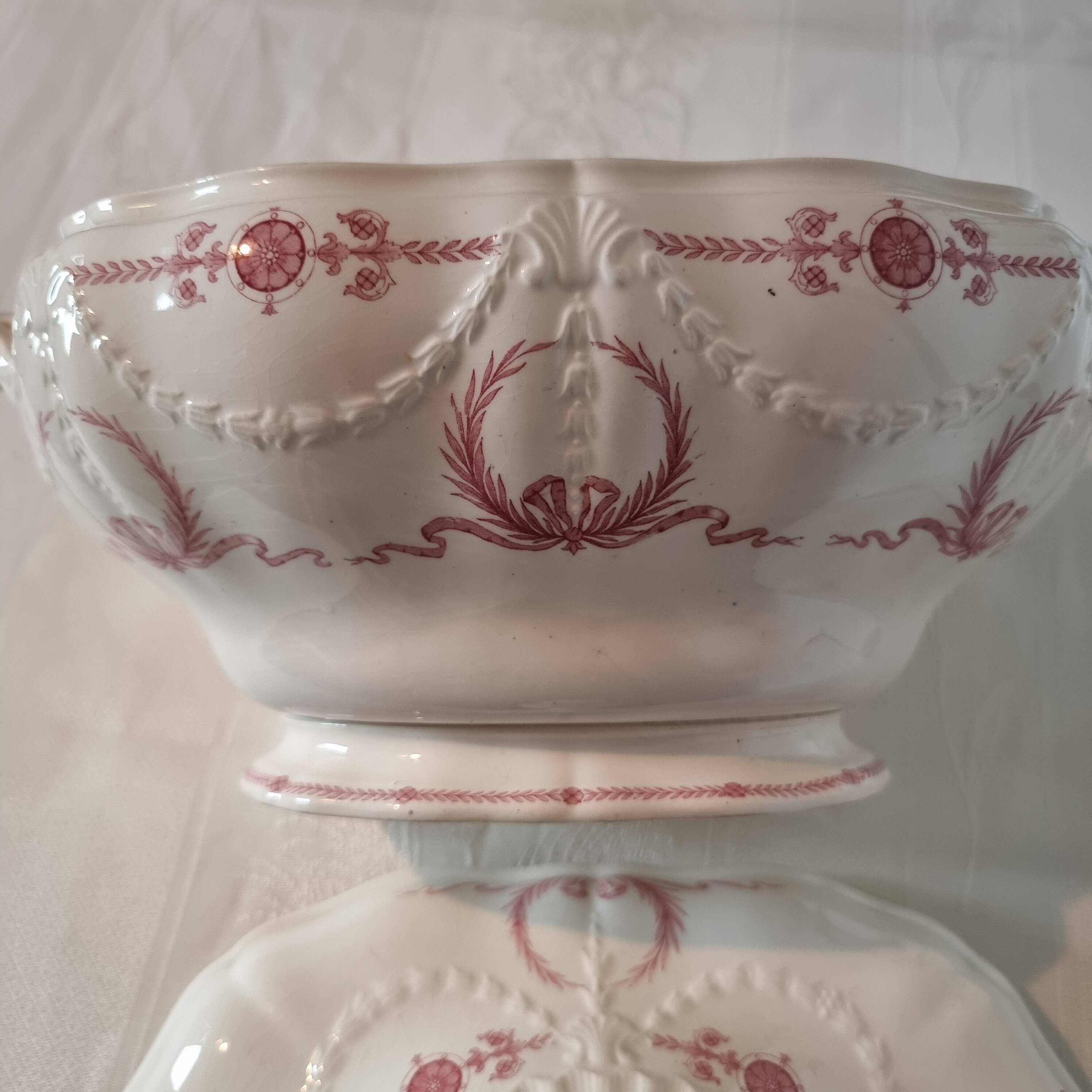 Superb and large English porcelain soup tureen by Minton (19th century)