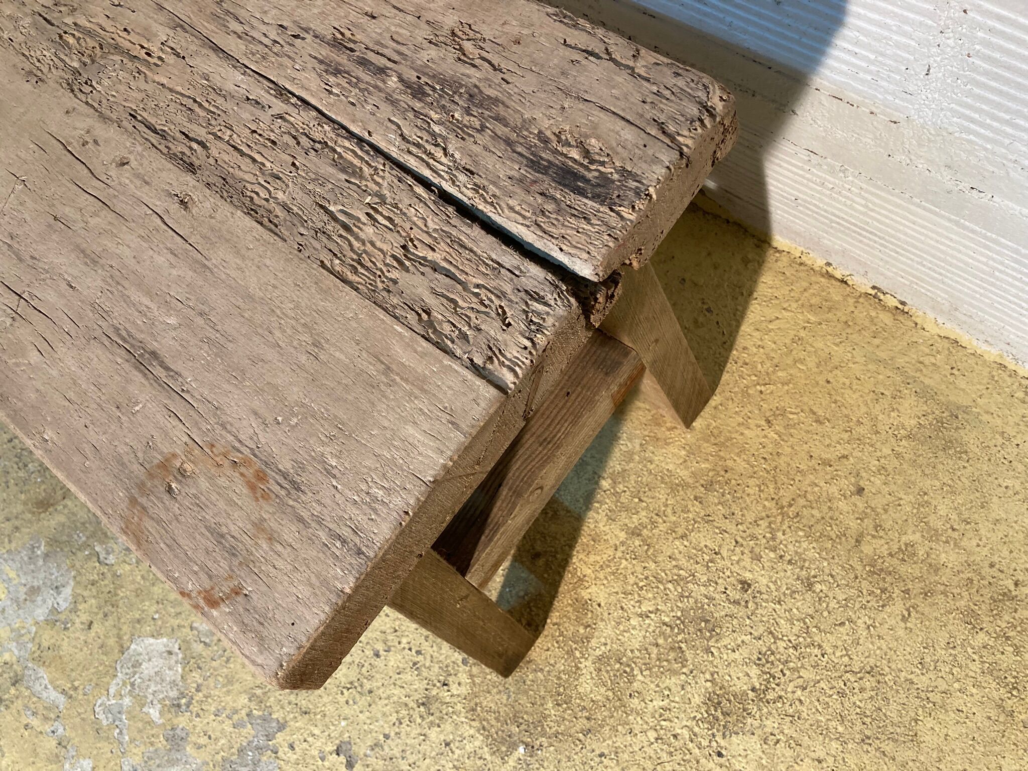 Banc ancien en bois brut