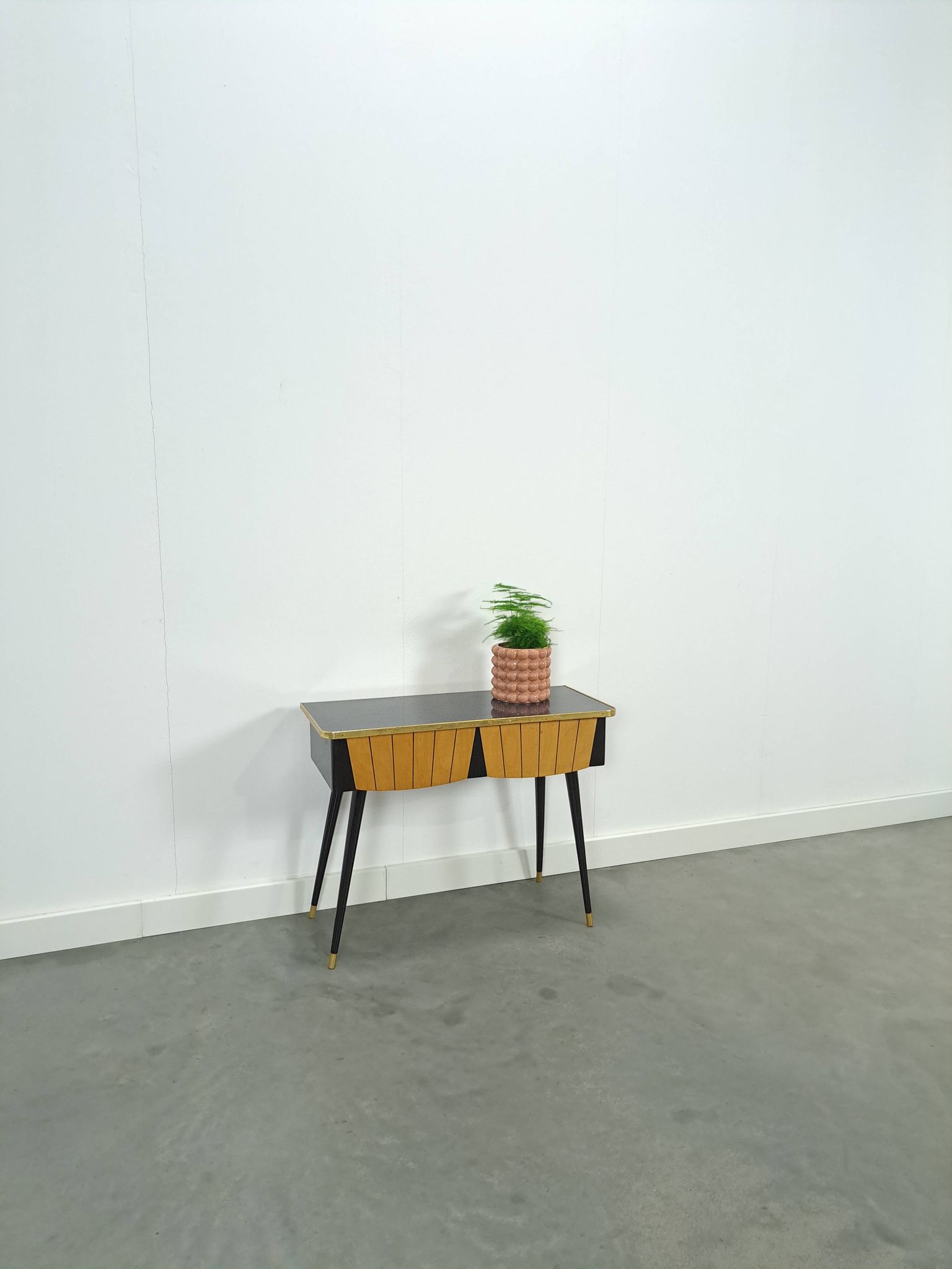 Kastje met formica blad, houten lades en goudkleurige details