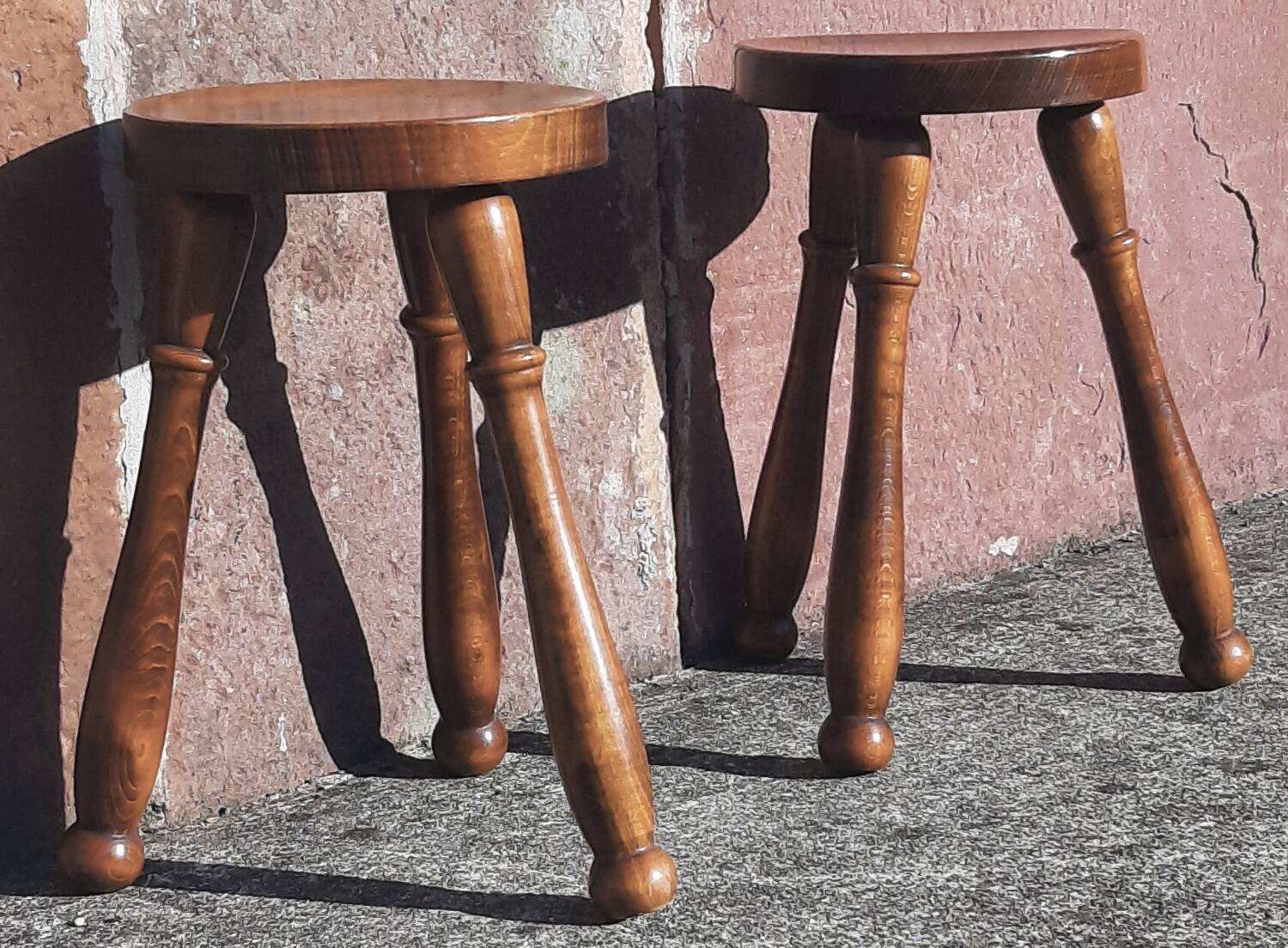 Tabourets bas tripodes, bois massif. (Lot de 2)