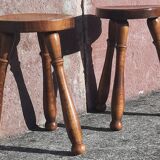 Tabourets bas tripodes, bois massif. (Lot de 2)