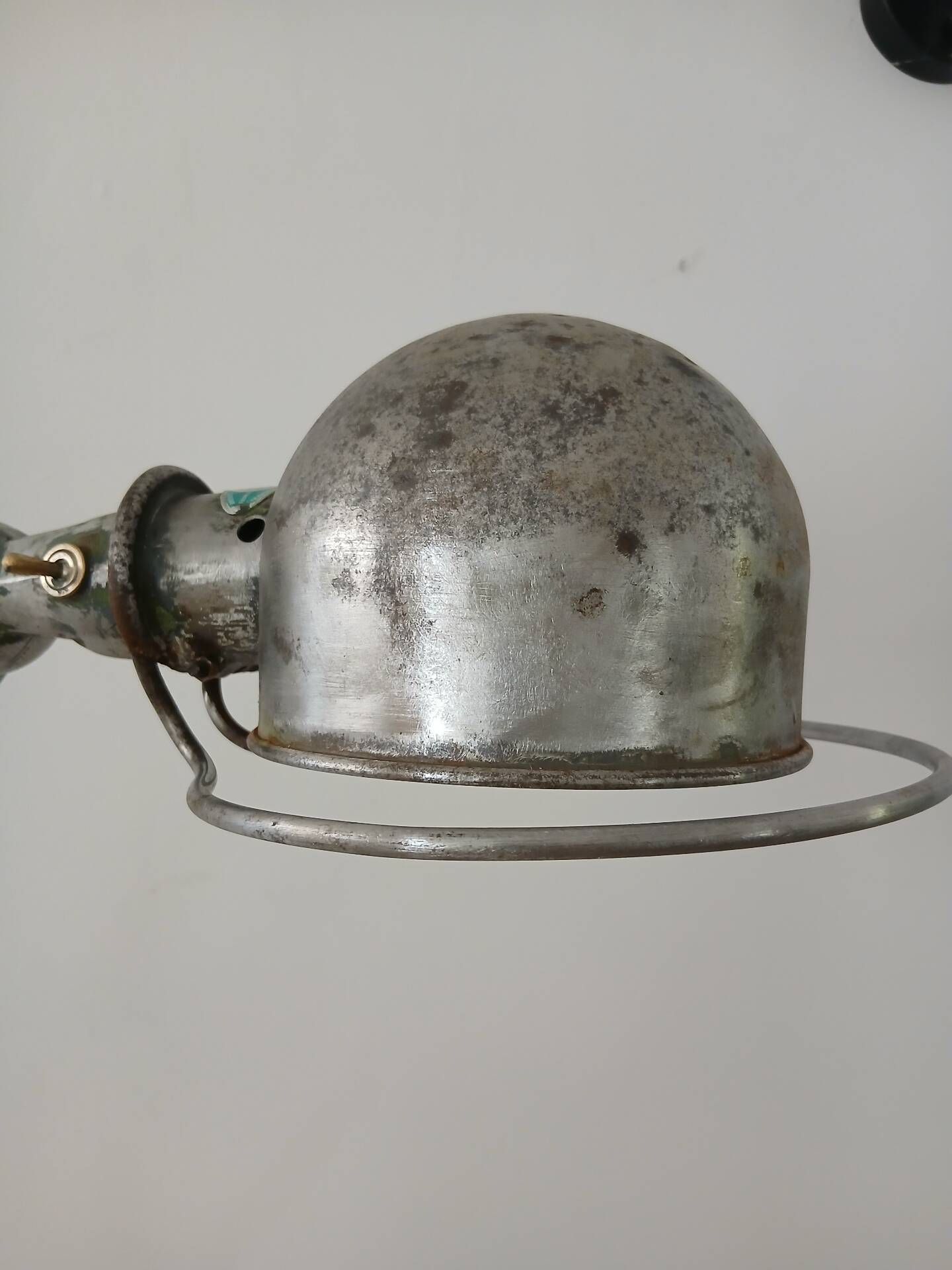 Jieldé lamp with 2 articulated metal arms, industrial style.