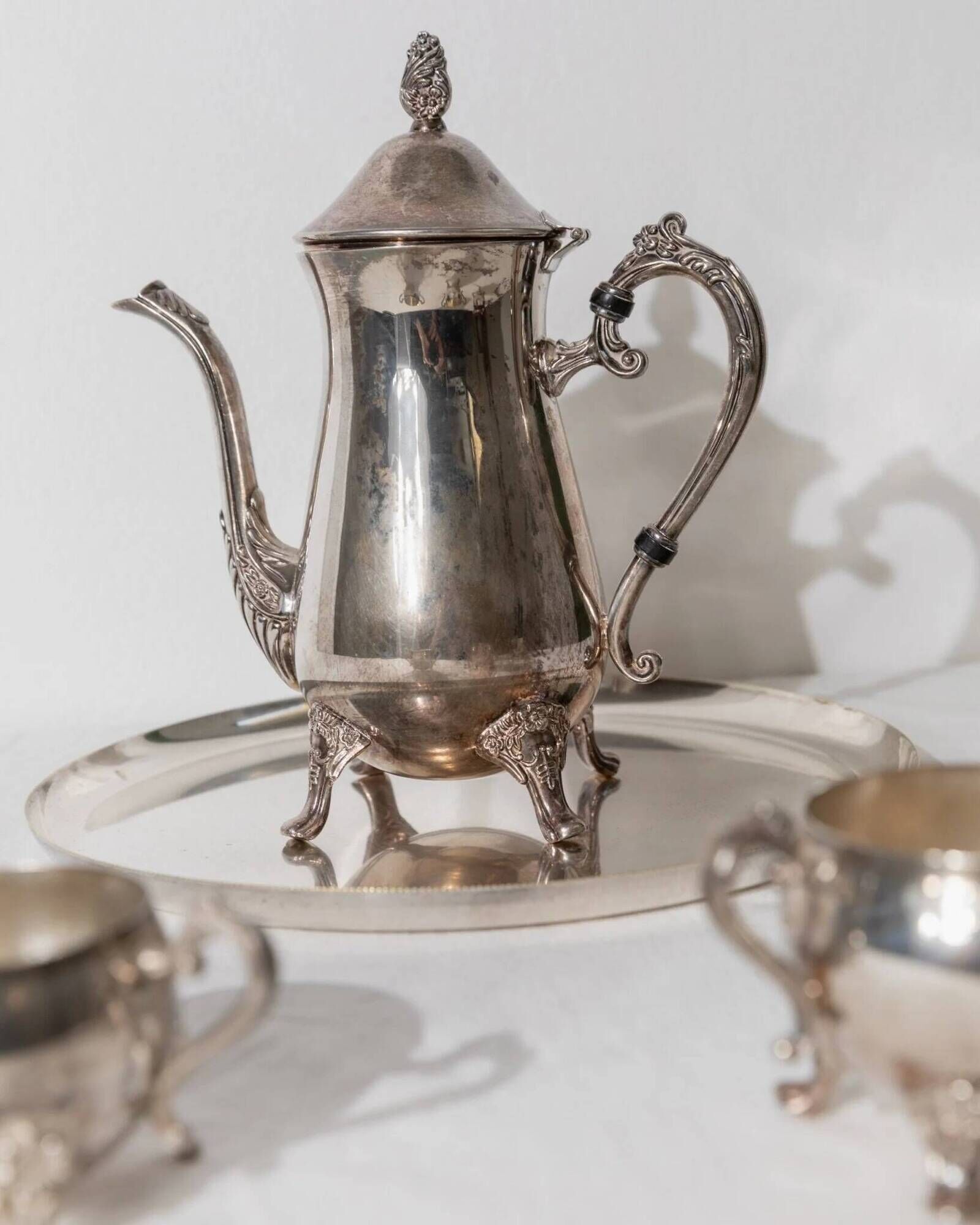 Silver-Plated Vintage Tea Set from England, 1940s: Teapot, Cups & Tray in Silver Metal