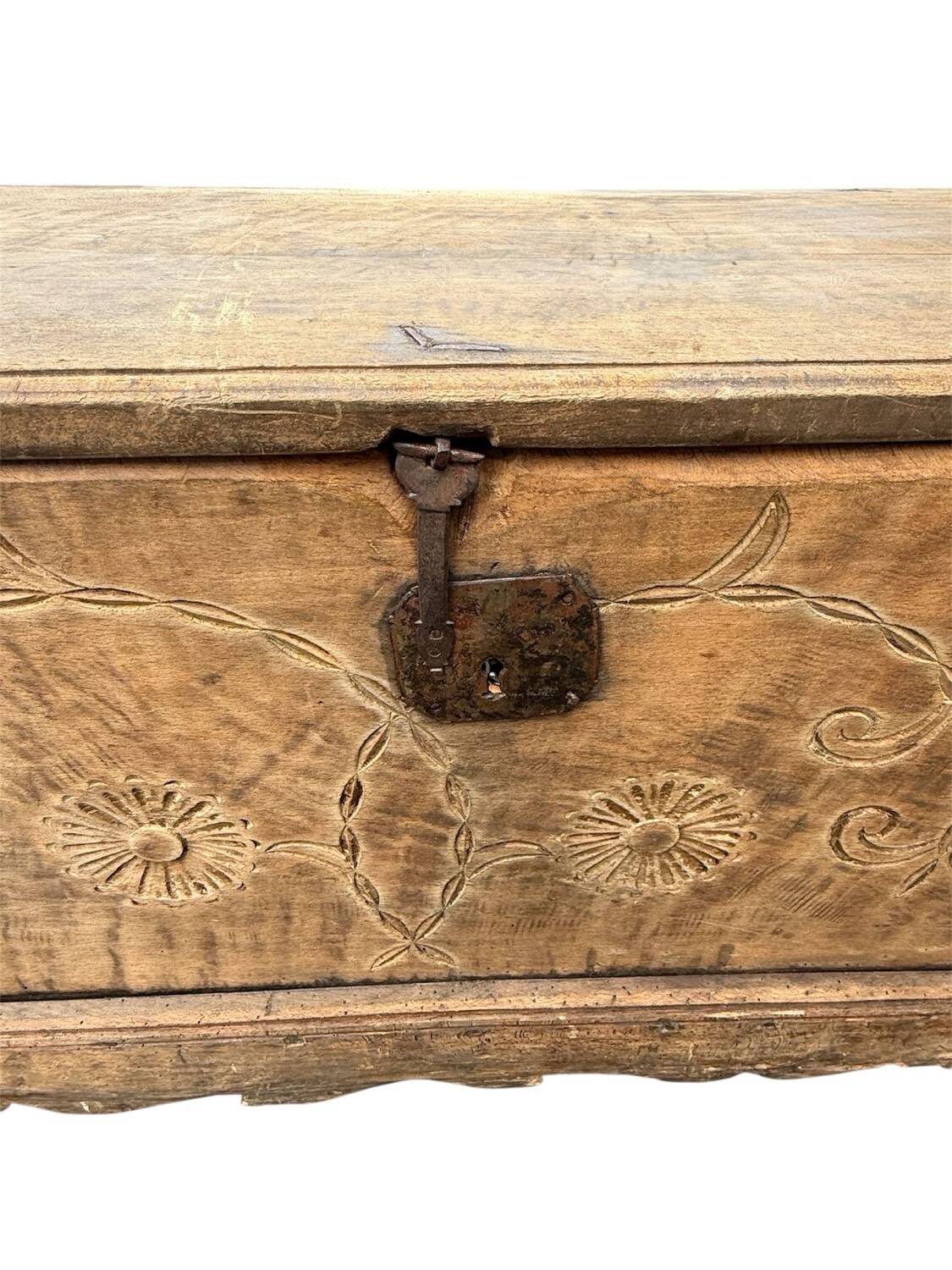 Magnifique coffre de mariage ancien en bois sculpté
