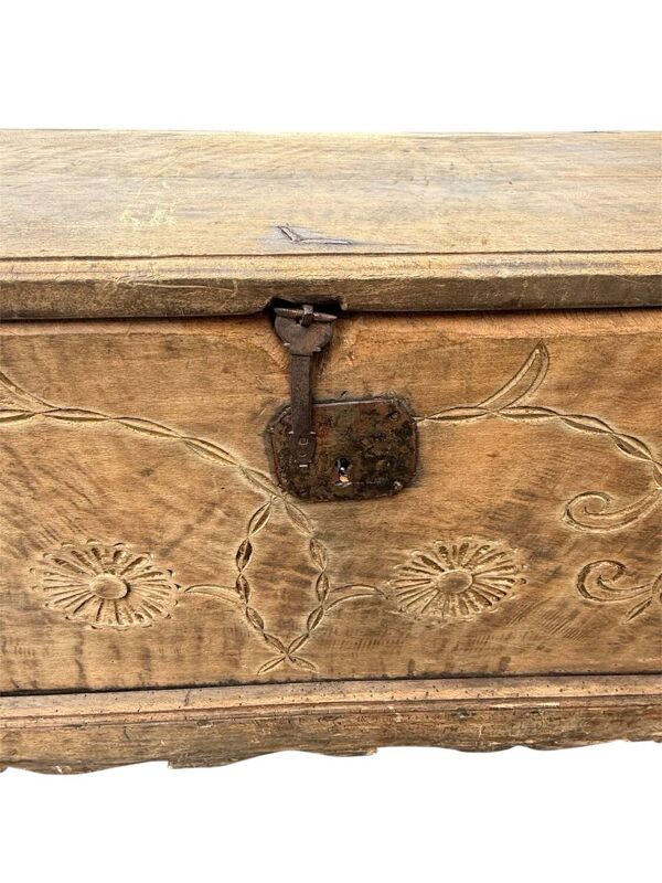 Magnifique coffre de mariage ancien en bois sculpté