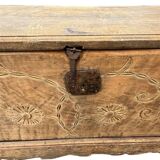 Magnifique coffre de mariage ancien en bois sculpté