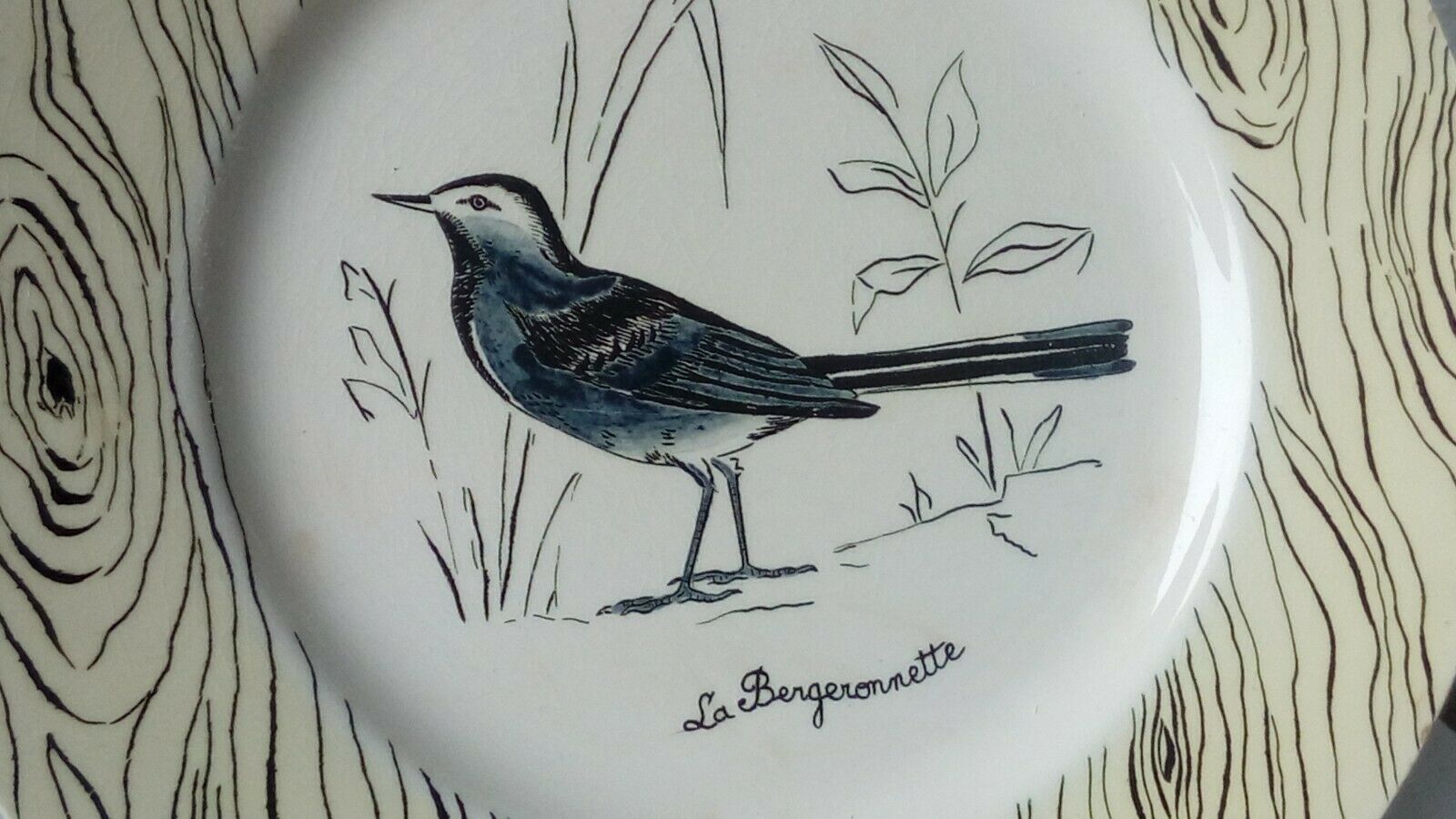 Flat plate in faience of gien the wagtail old signature