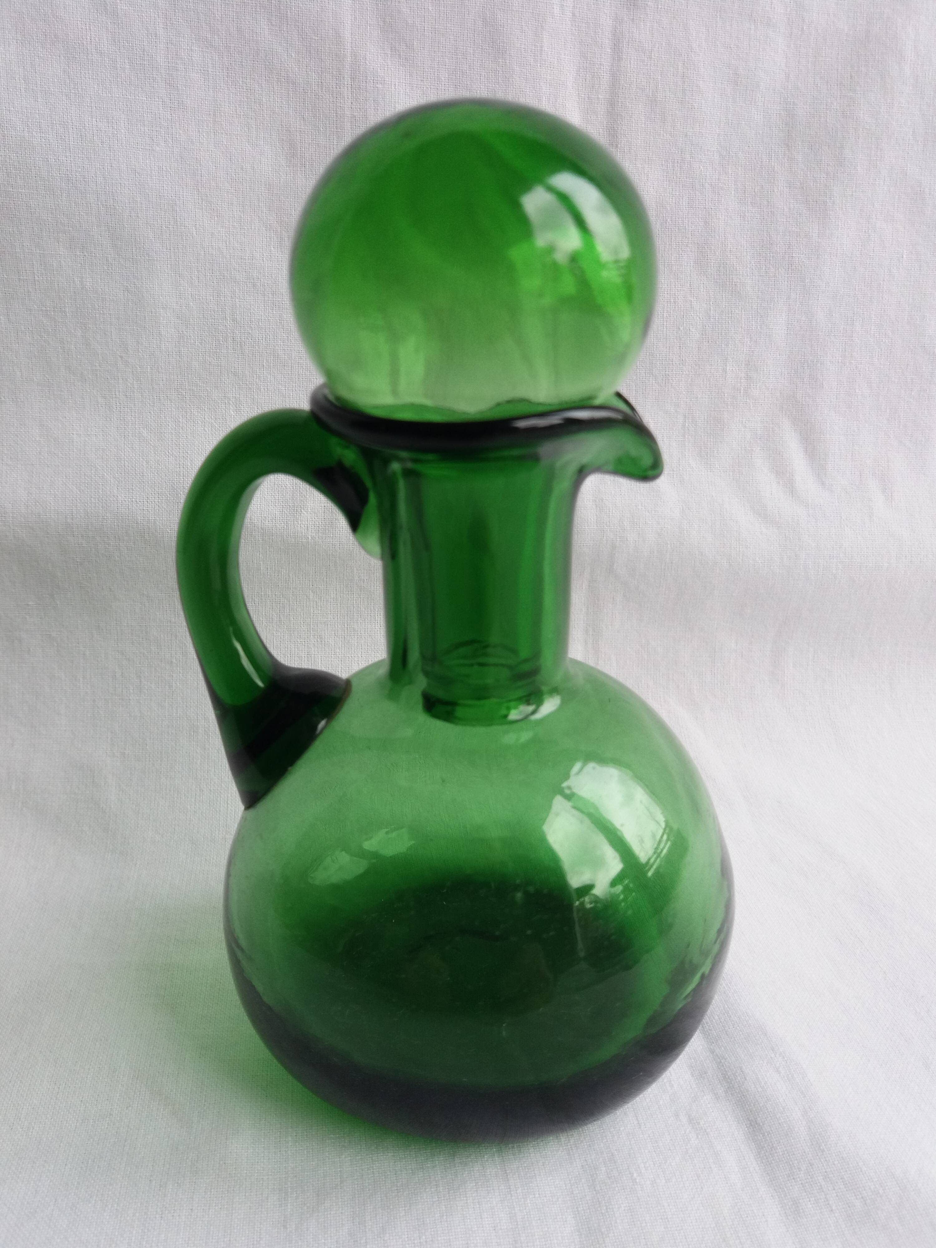 Pichet fiole de chimie en verre vert