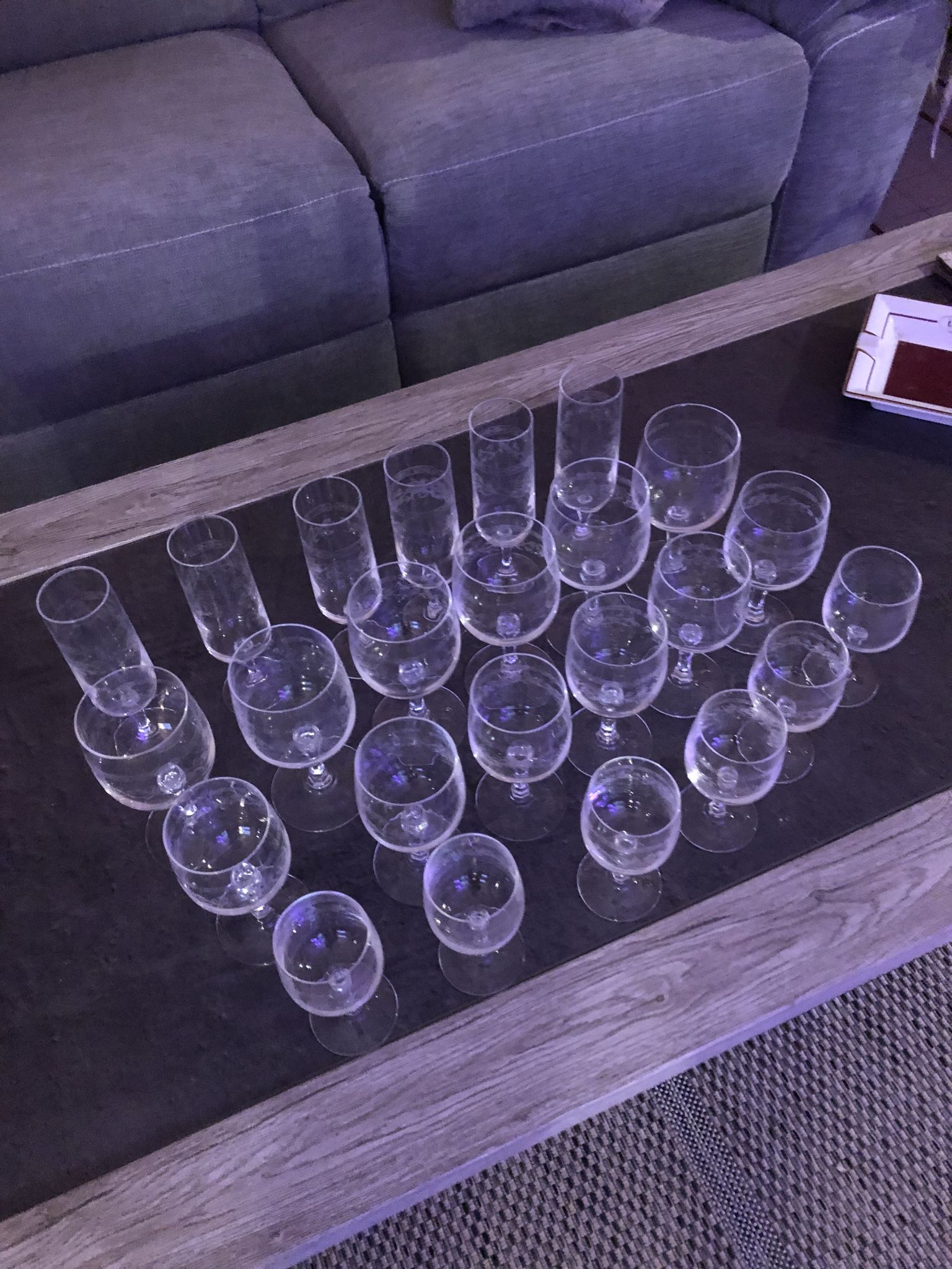 Ensemble de 24 verres en cristal d'Arques gravés modèle Matignon