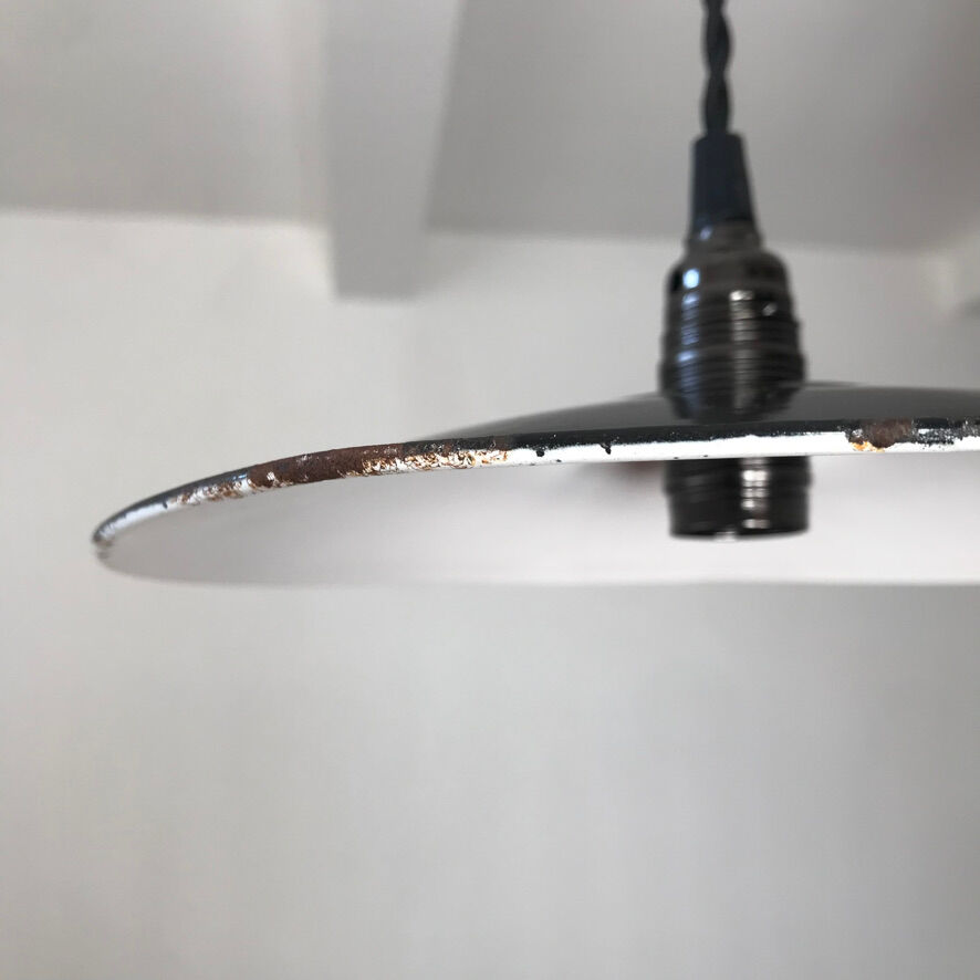 Black metal lampshade suspension