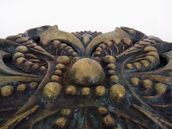 Applique murale en bronze ajouré signée MC, années 50