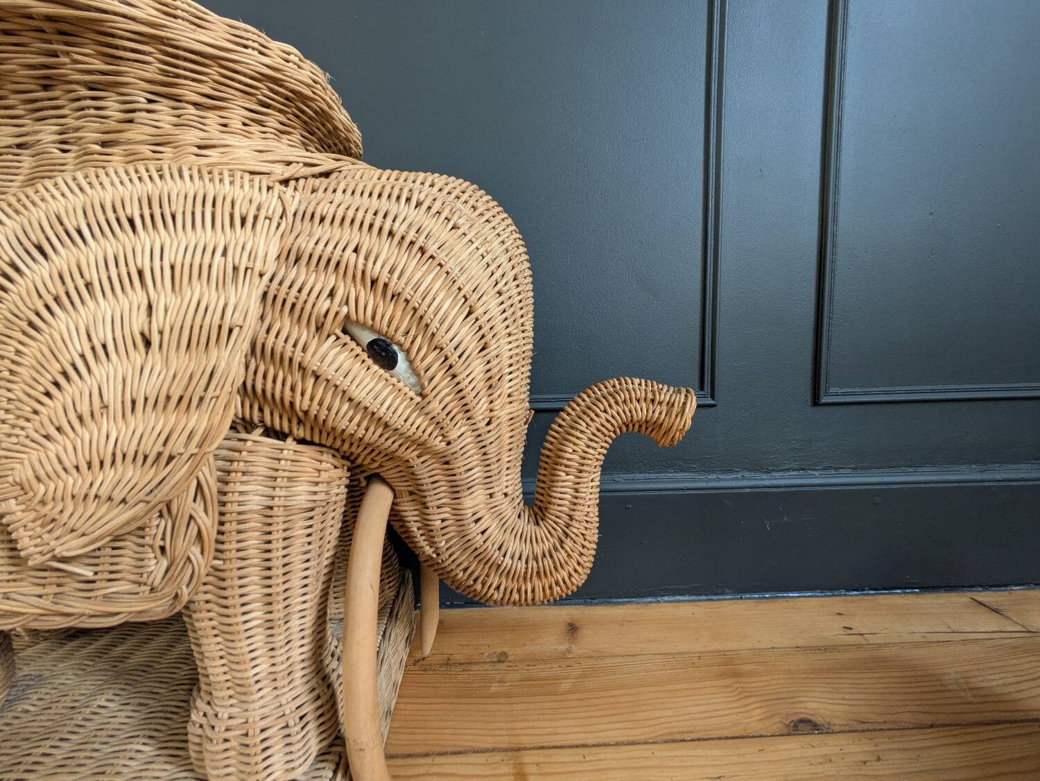 Willow elephant table