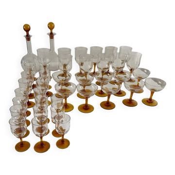 Ensemble de 41 verres anciens à pieds ambrés-à eau-vin liqueur-coupes champ