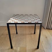 Plantentafeltje vintage avec betegeld mozaïek bovenblad in bruintinten, 1960