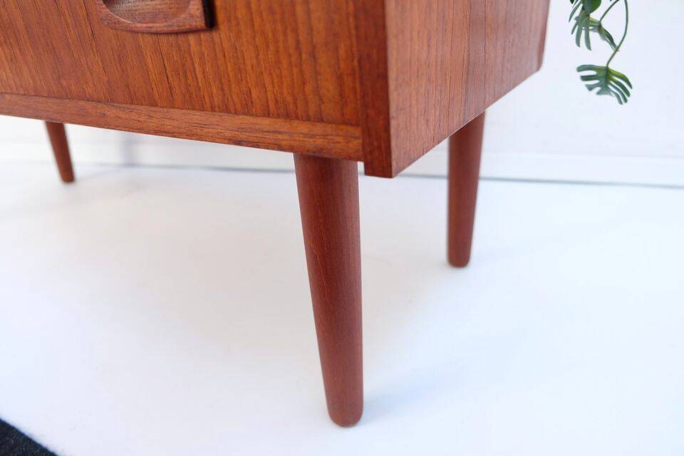 Teak chest of drawers in Danish style, 1960s/70s, retro/vintage style, dating from the mid-20th century.