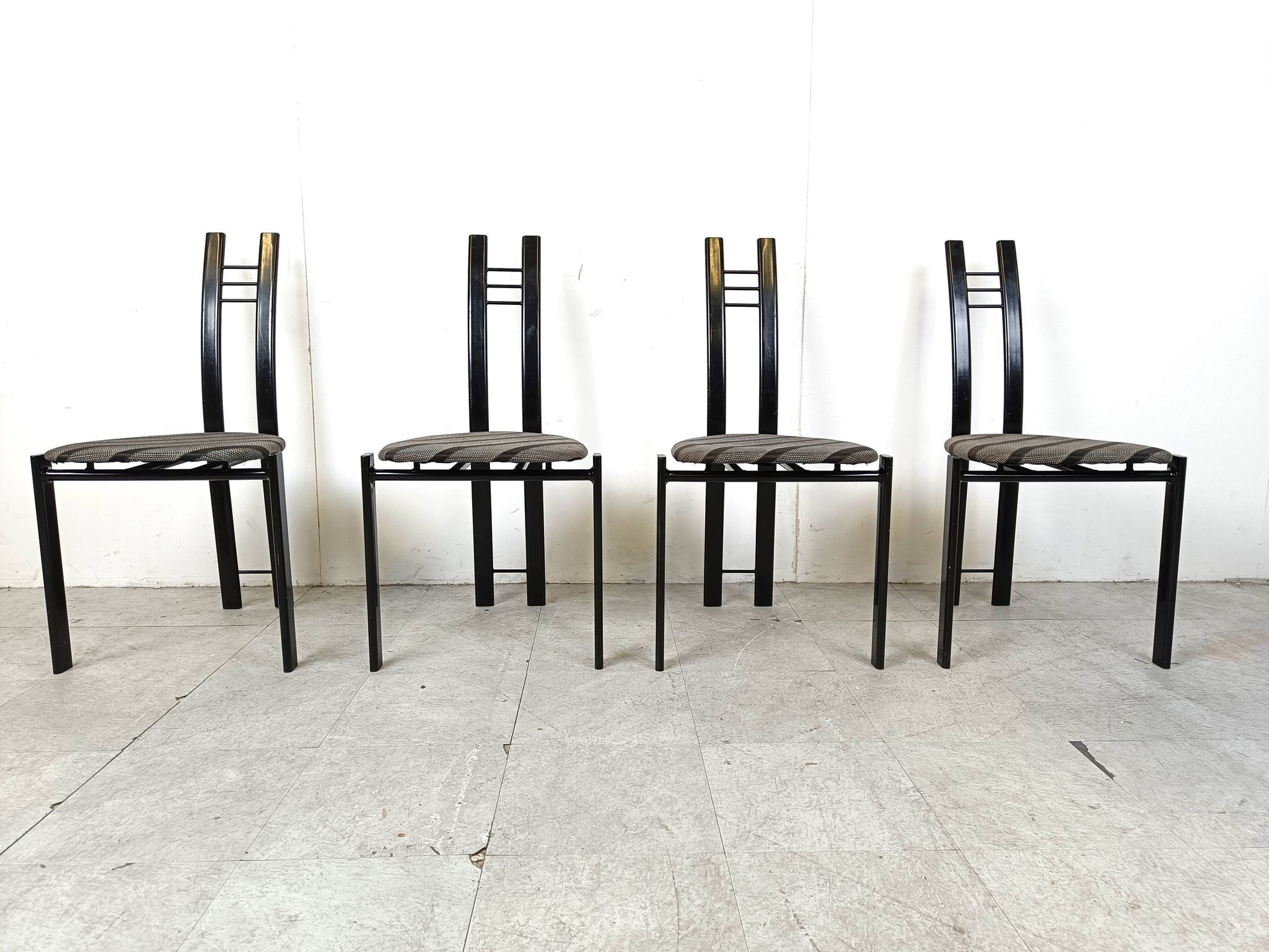 Chaises de salle à manger postmodernes, ensemble de 4 des années 1980