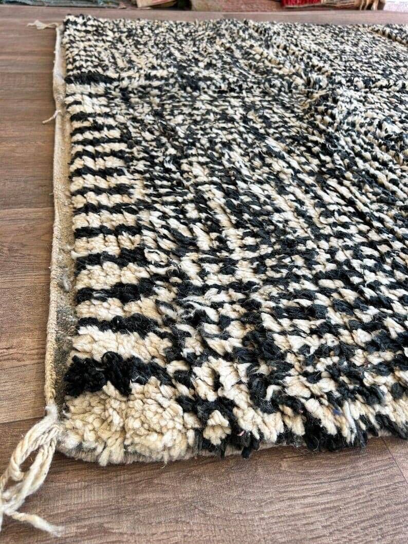 Tapis Beni Ouraine - tapis blanc et noir - sur commande 170/270 cm