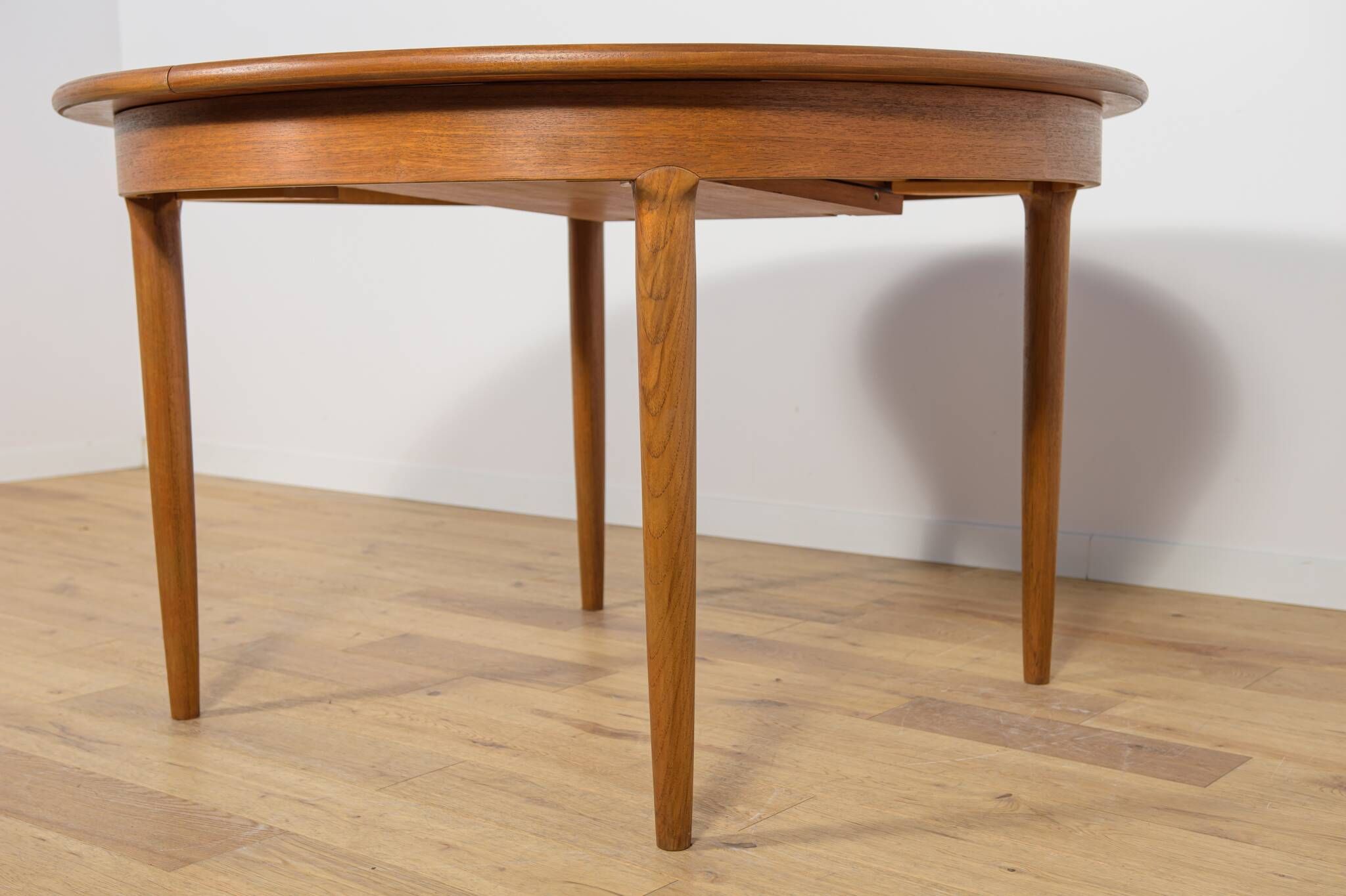 Mid-Century Round Teak Extendable Dining Table, United Knigdom, 1960s