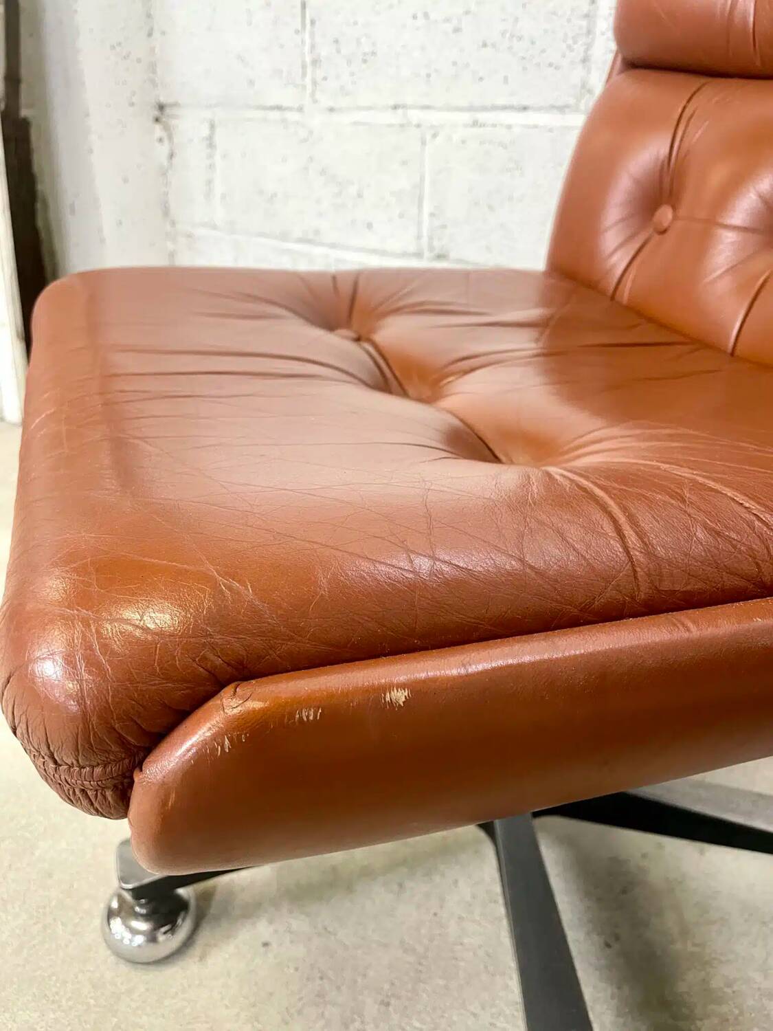 Pair of brown leather armchairs 1980