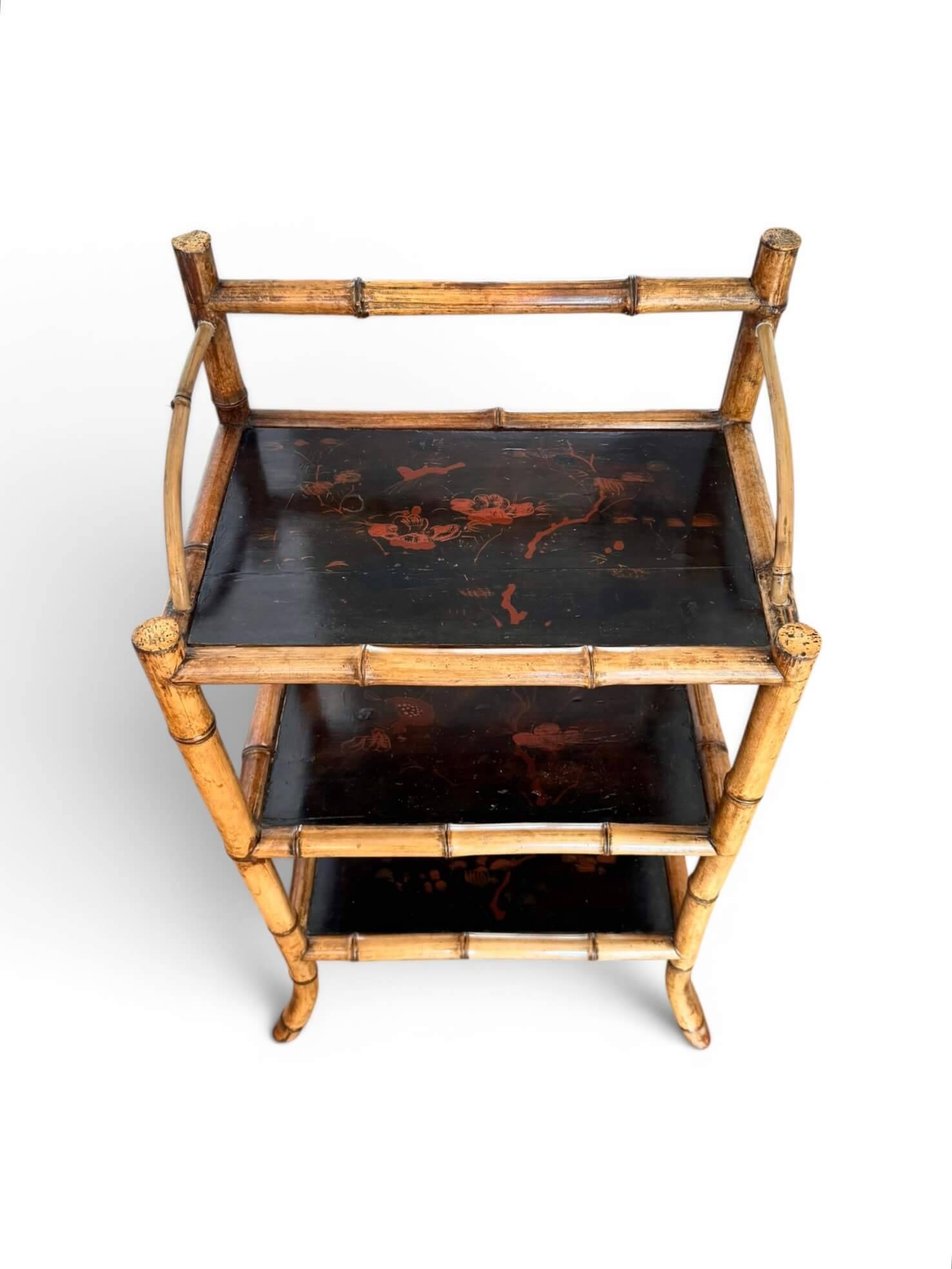 Étagère sur pied en laque du Japon et bambou, époque 1900