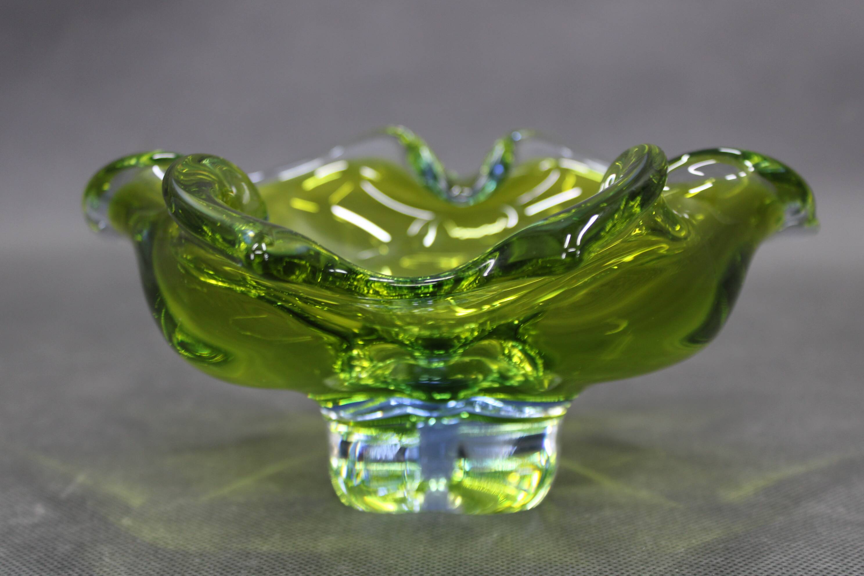 Bol en verre vert du milieu du siècle par Josef Michal Hospodka, années 1970.
