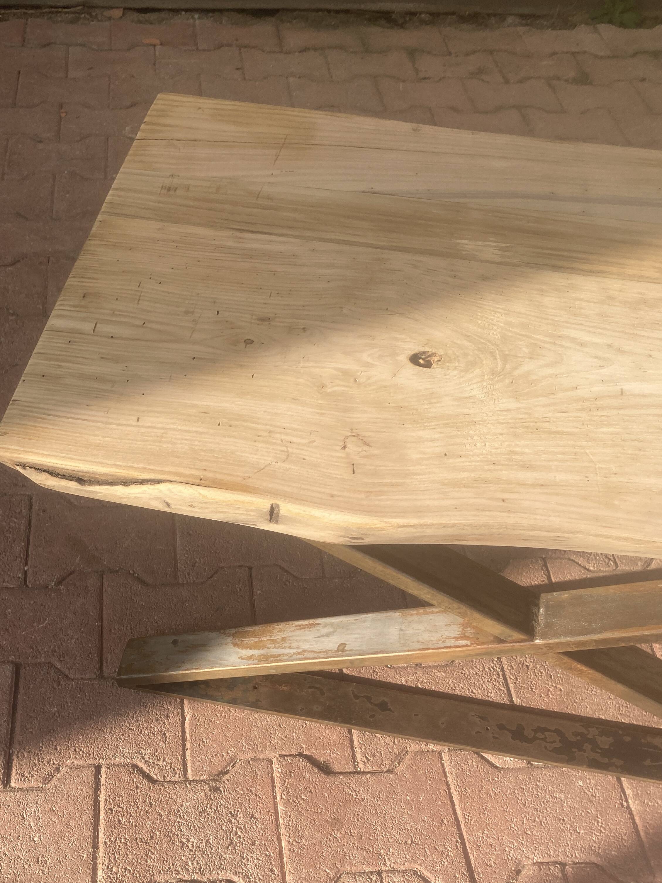 Coffee table with metal leg