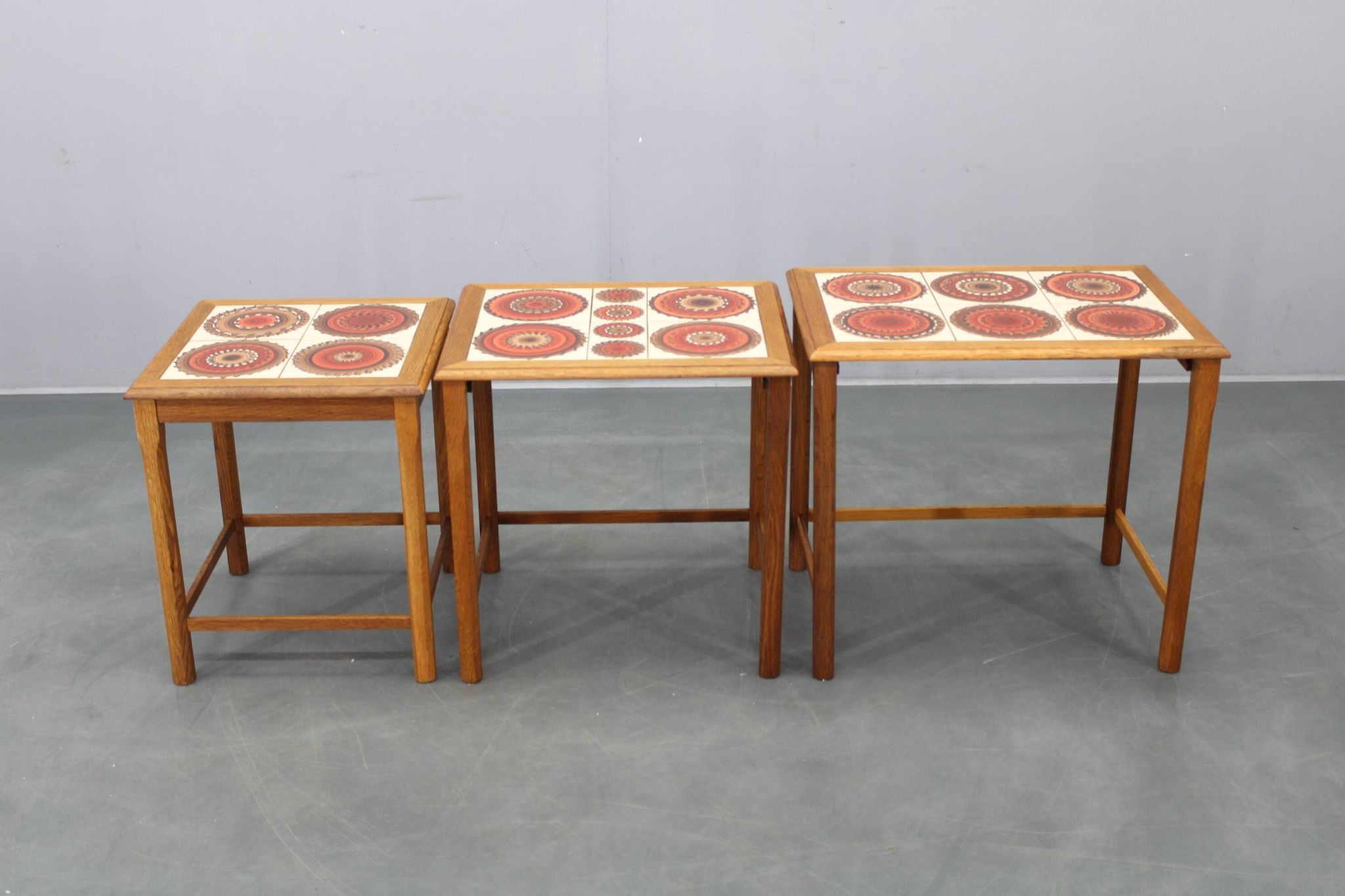Tables gigognes danoises en chêne des années 50 avec des plateaux en carrelage.