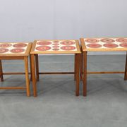 Tables gigognes danoises en chêne des années 50 avec des plateaux en carrelage.