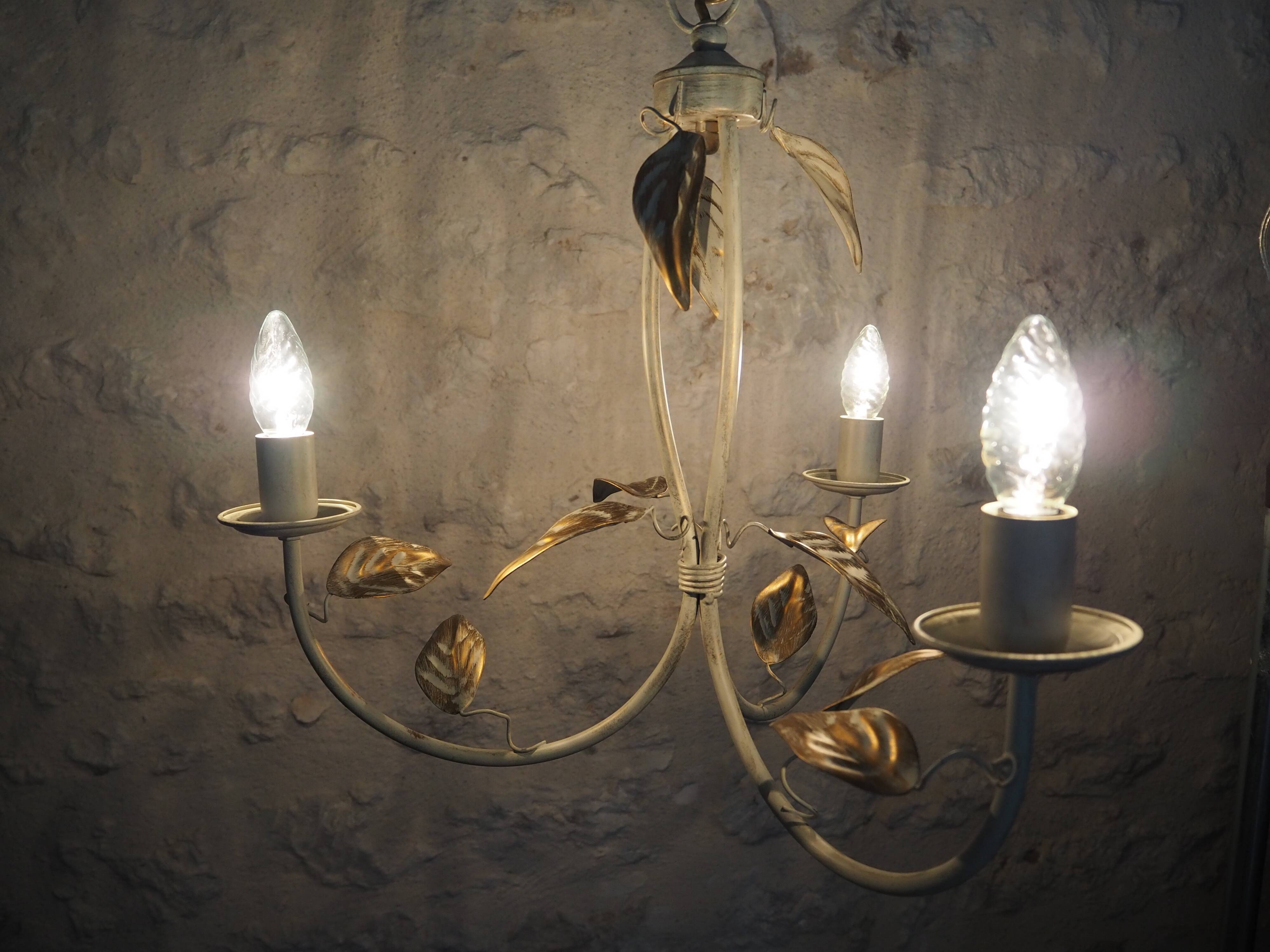 3-light pendant light in off-white color, gold edging and gold leaves