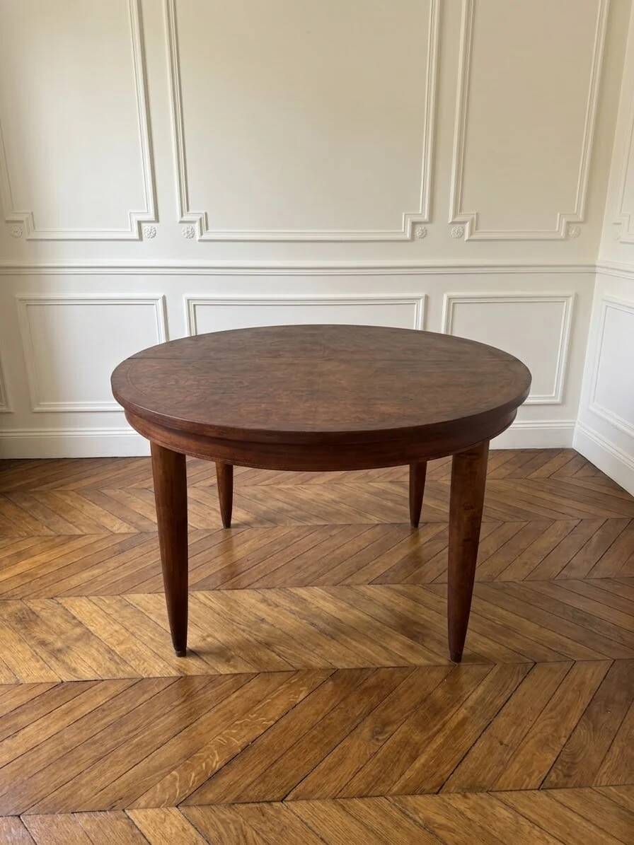 Oval extendable dining table in wood and walnut burl veneer.