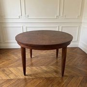 Oval extendable dining table in wood and walnut burl veneer.