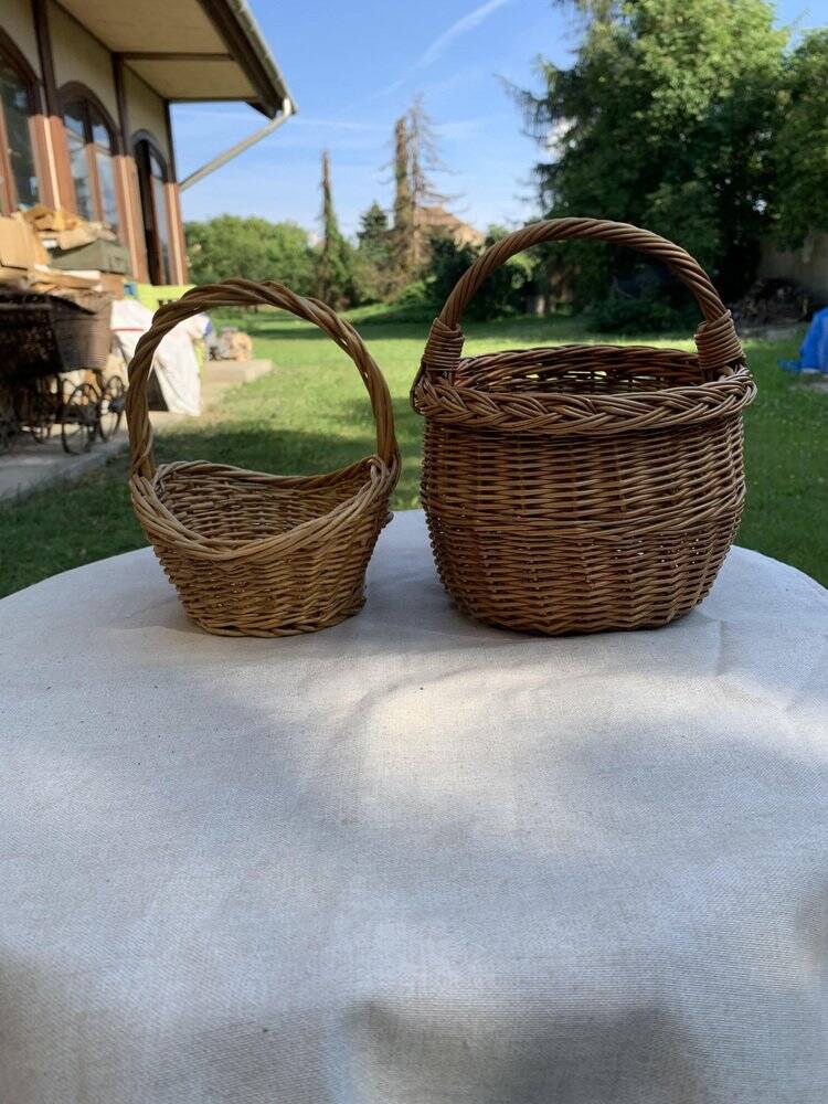 Set of 2 brown wicker baskets from the 1960s — two sizes, rustic vintage style.