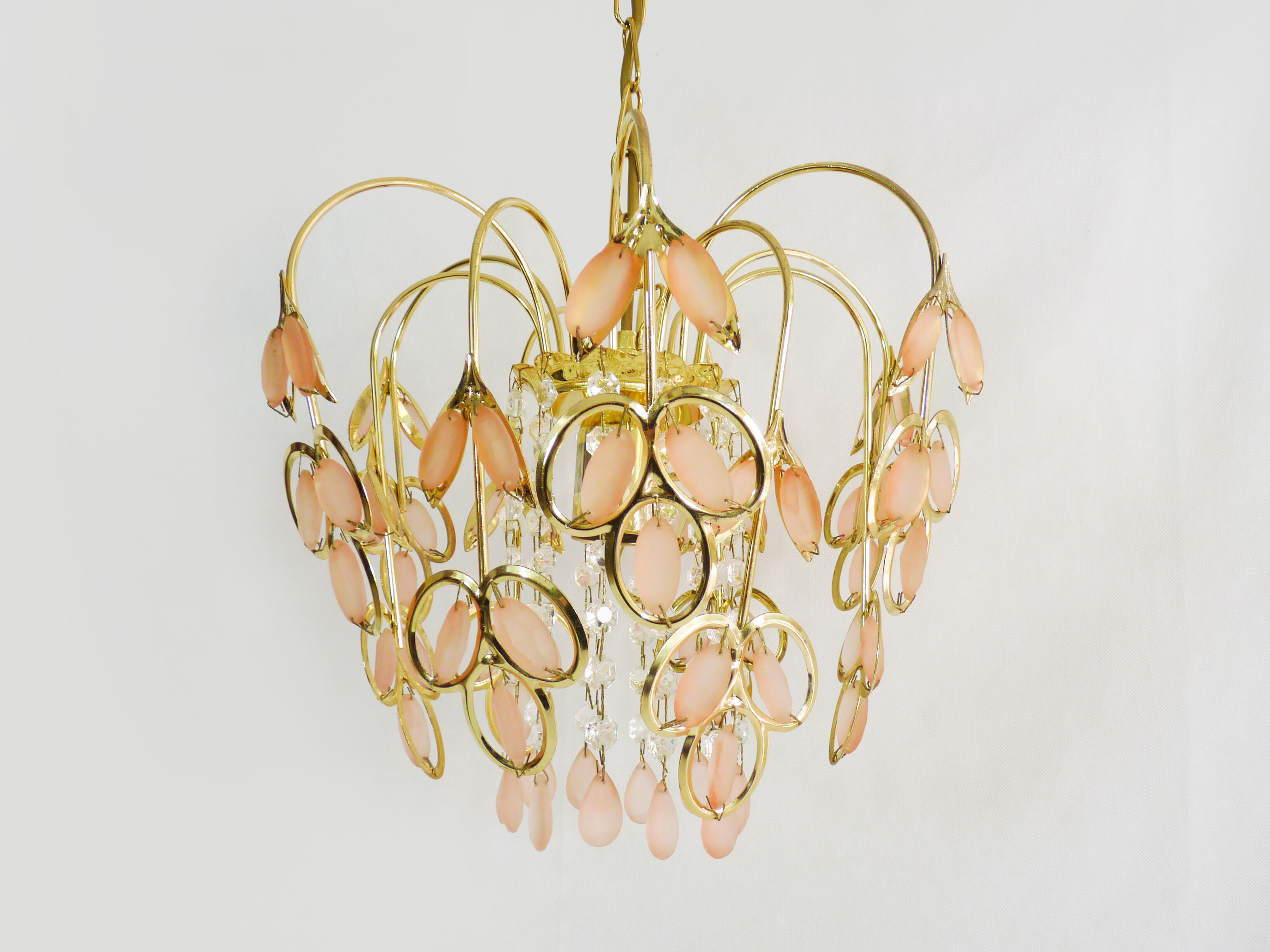 Lustre vintage suspension en métal doré et laiton feuilles en verre rose et pampilles. Année 70 80