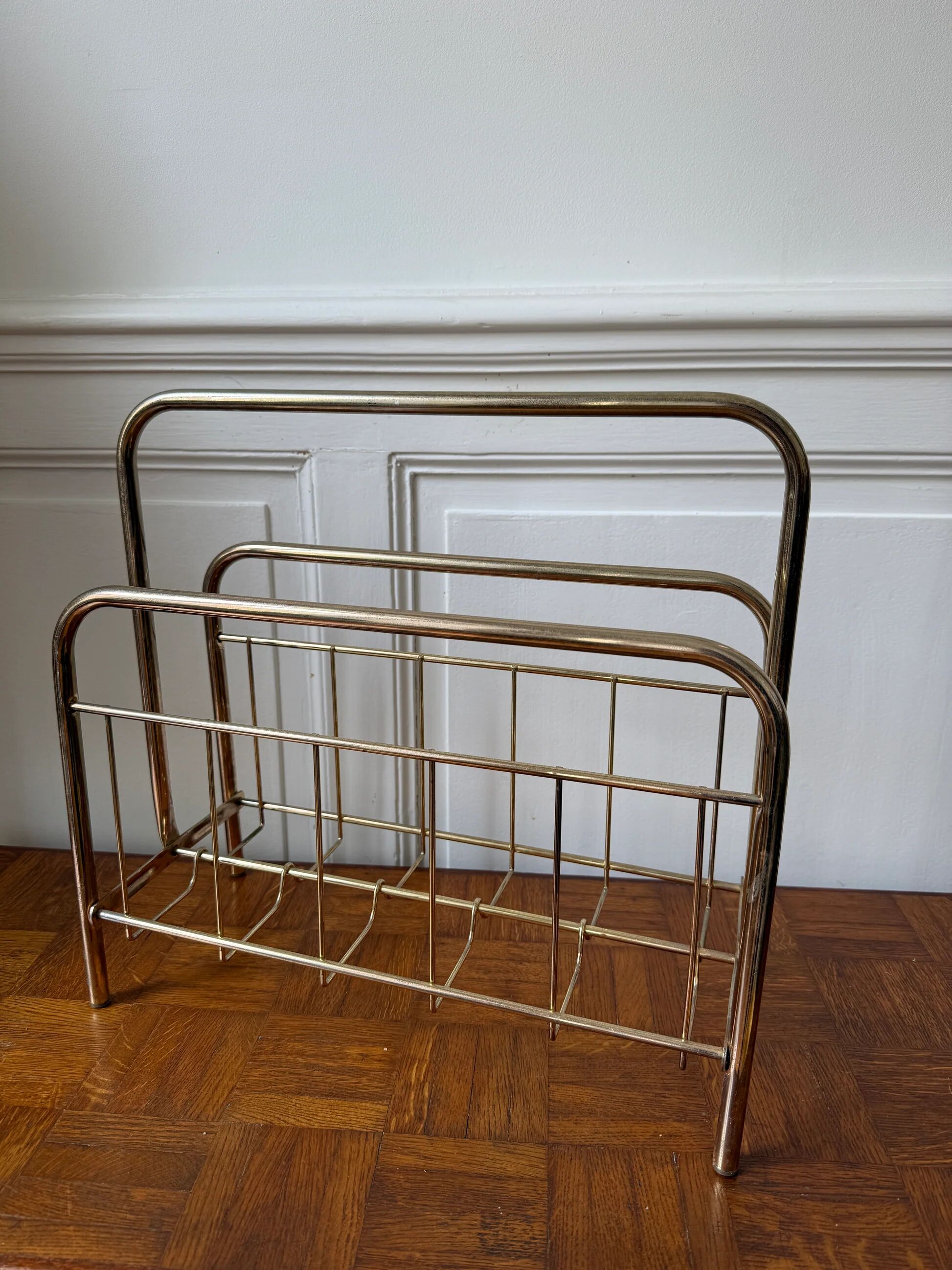 Porte-revues en métal doré - esprit Mid-Century