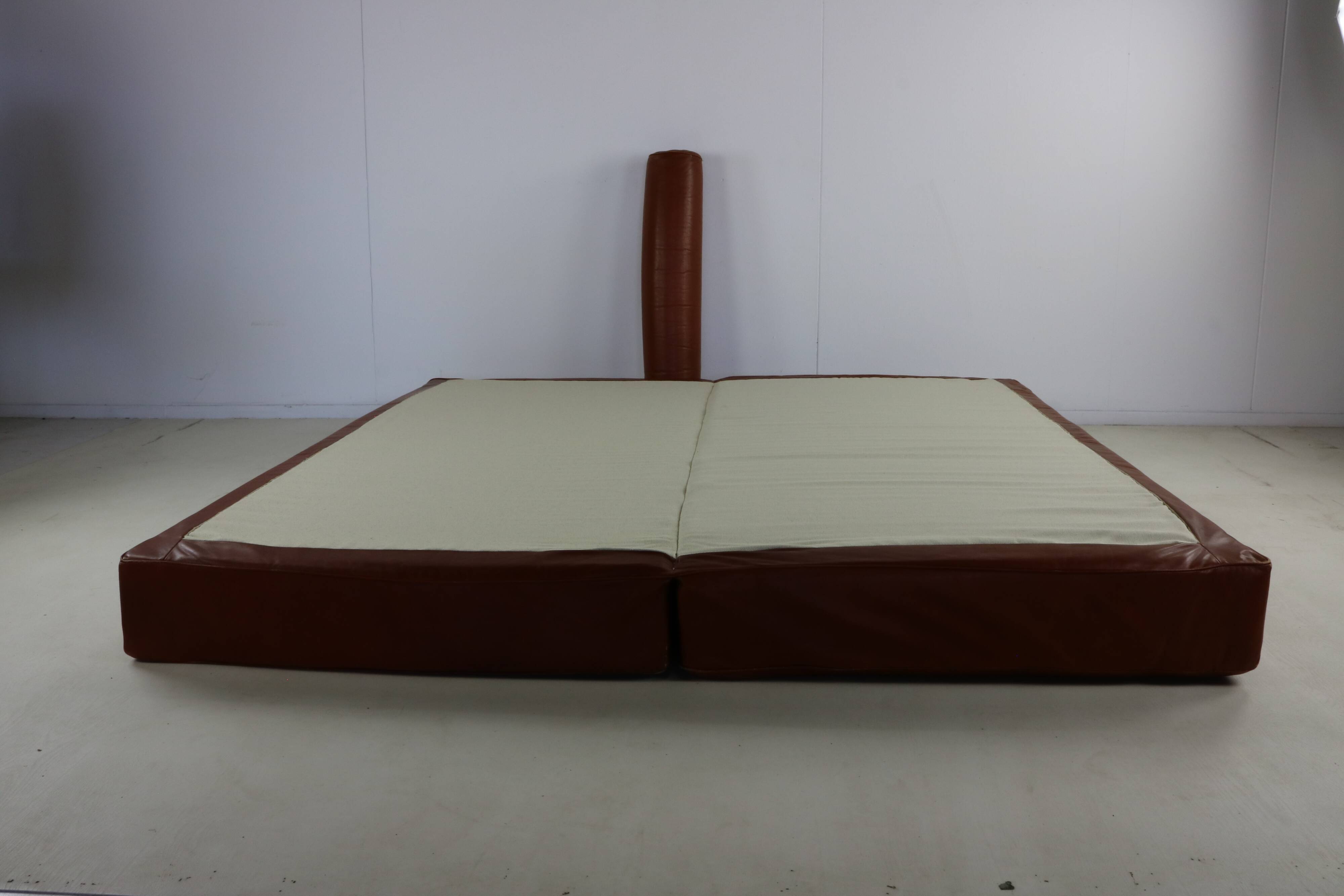 Scarce dutch design all leather daybed by Martin Visser for Spectrum Hollan